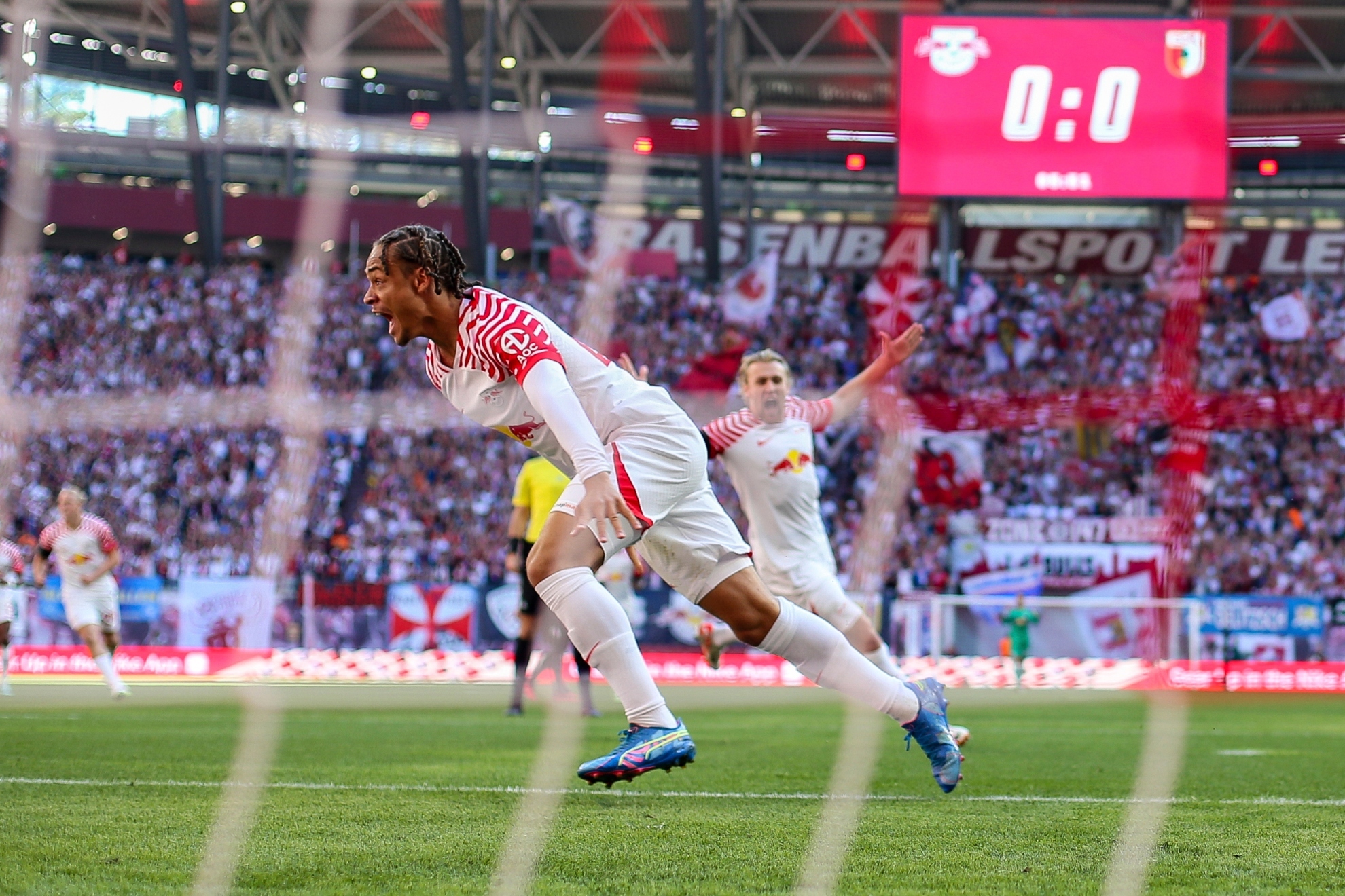Xavi Simons celebra el primer gol del RB Leipzig.