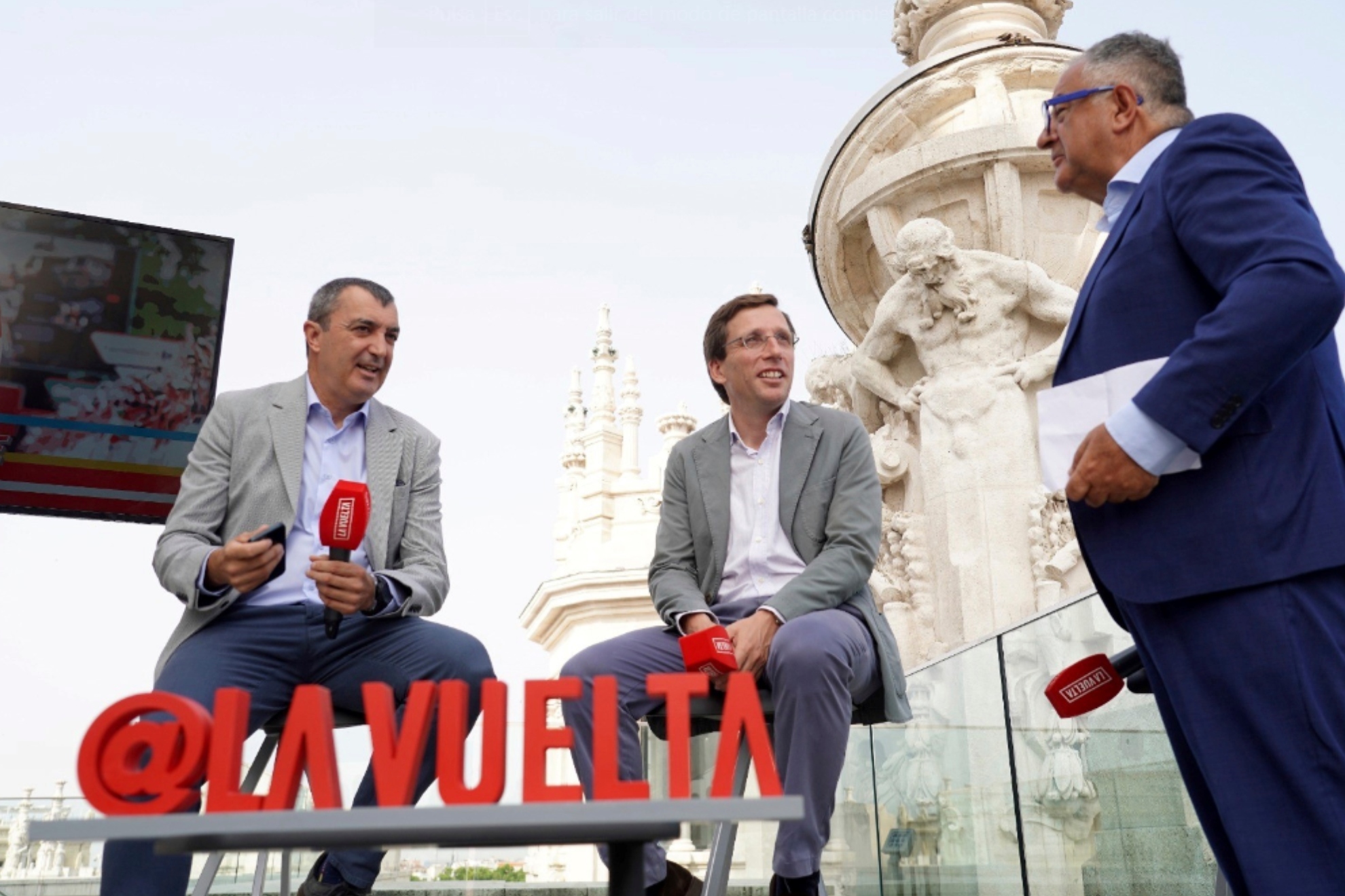 Javier Guillén junto a José Luis Martínez -Almeida y Roberto Gómez en un acto de LaVuelta