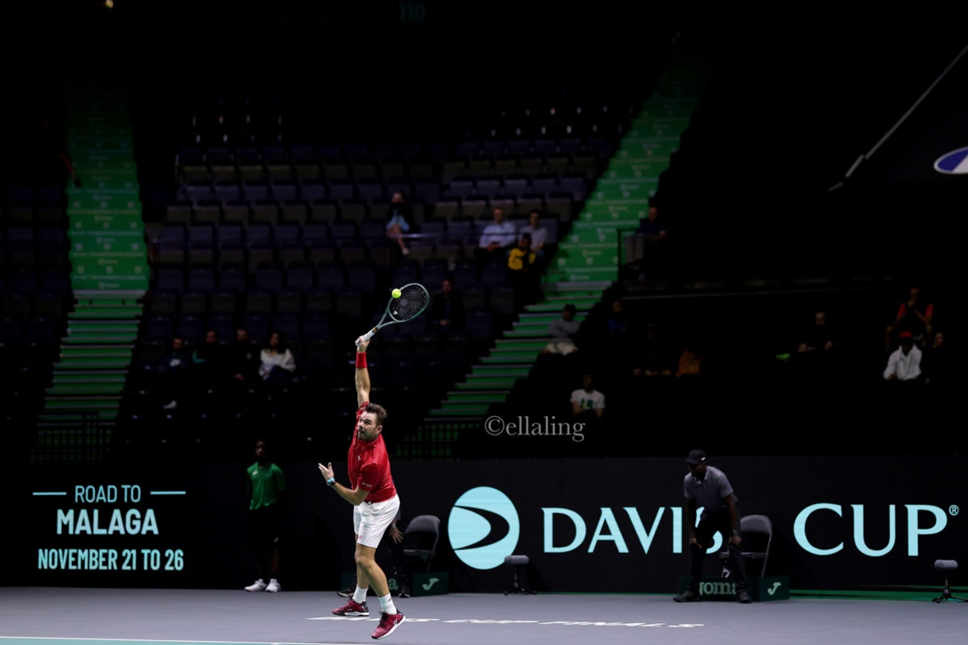 Wawrinka golpea una pelota durante un partido de la Copa Davis