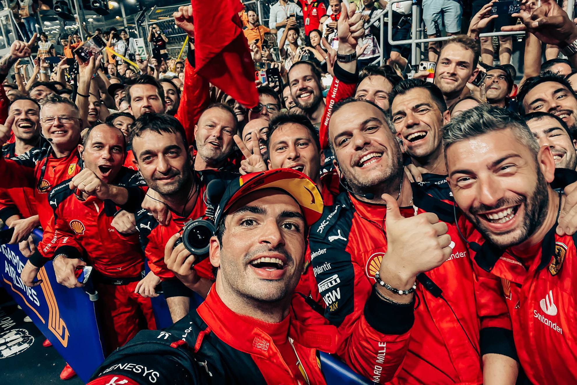 Sainz celebra con sus compañeros de Ferrari la victoria en el GP de Singapur 2023.