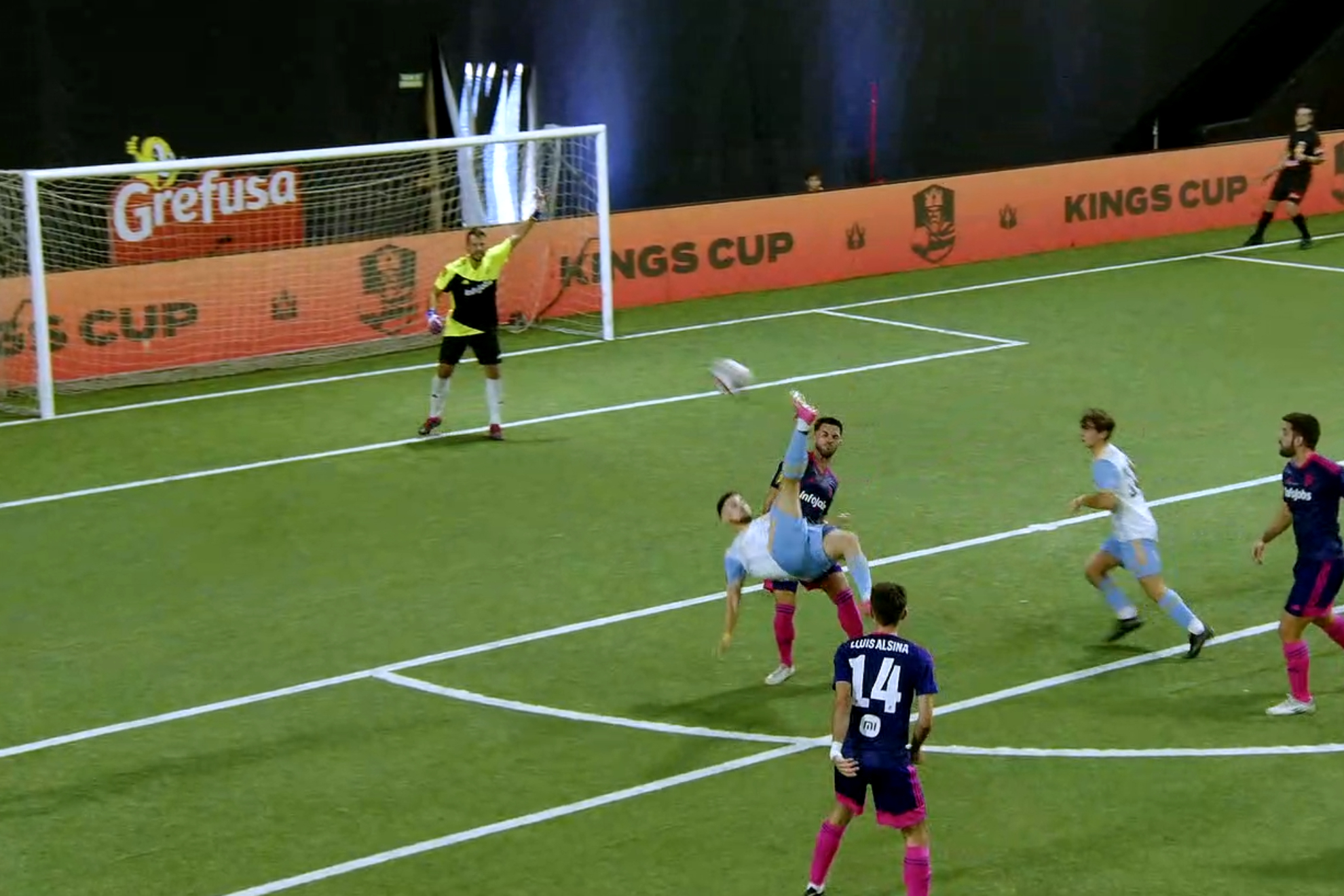 Falla el penalti y... �Chilena! El golazo espectacular de Dani Li�ares contra el 1K FC de Iker Casillas