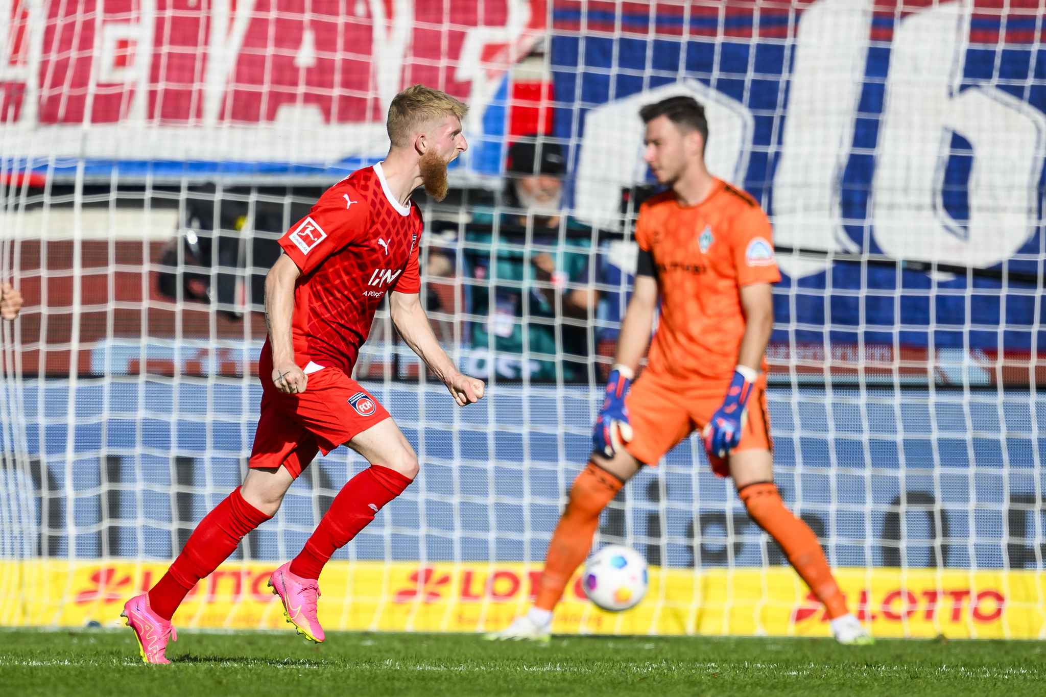 Jan-Niklas Beste celebra su gol.