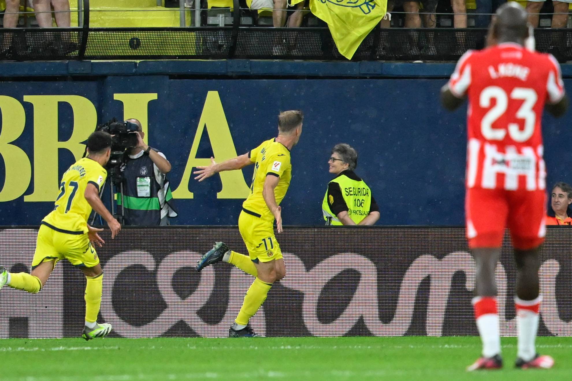 Sorloth rescata los tres puntos para el Villarreal en el añadido y alegra el debut de Pacheta