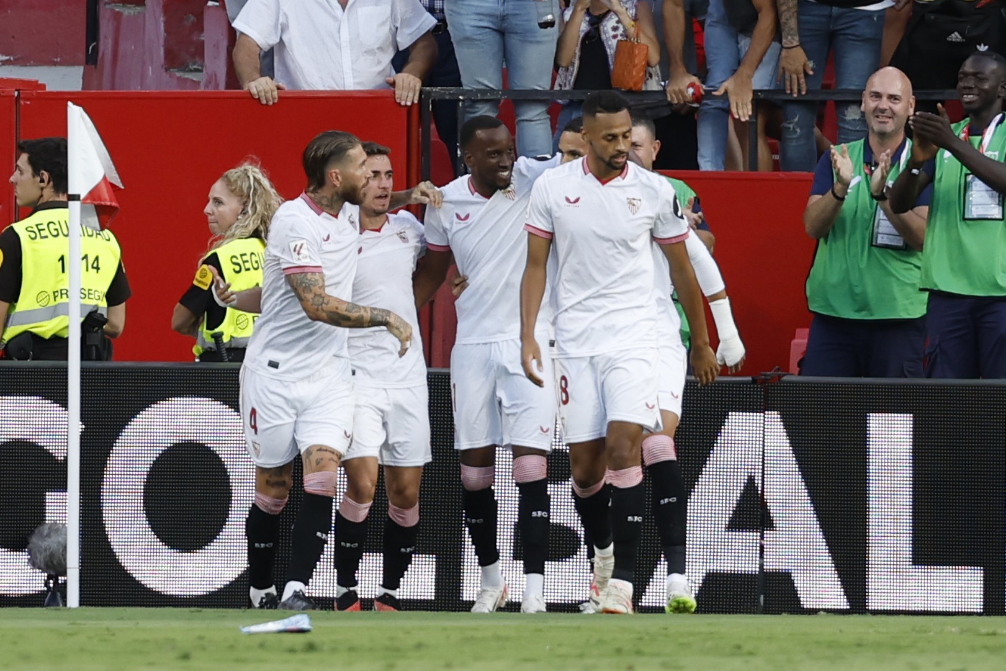 El Sevilla celebra el único gol del partido, de Lukebakio.