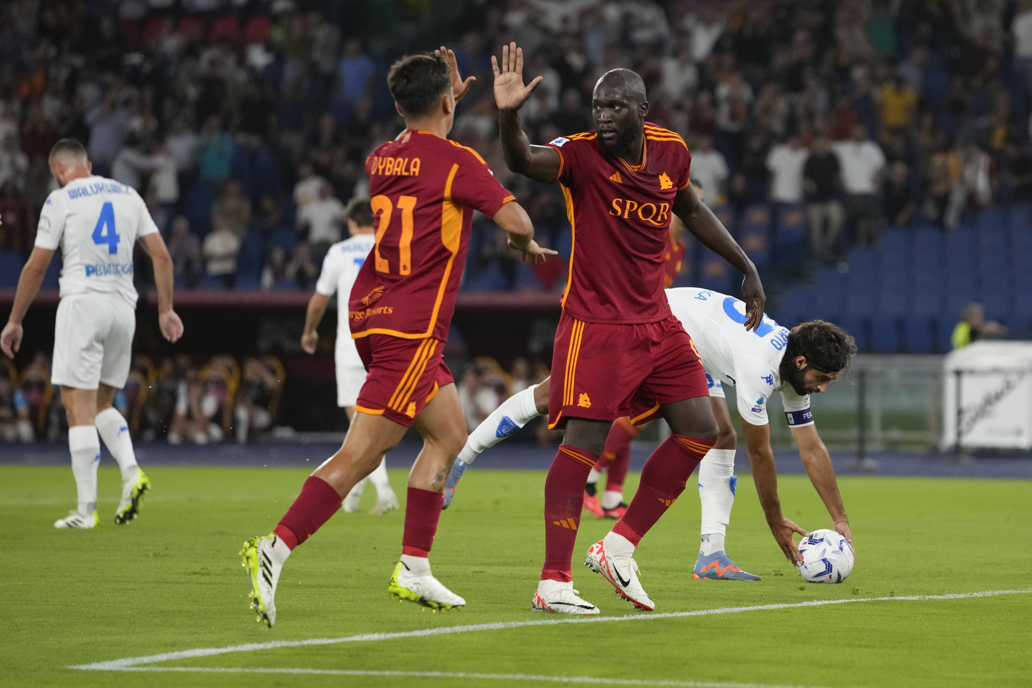 Dybala y Lukaku celebran un gol de la Roma.