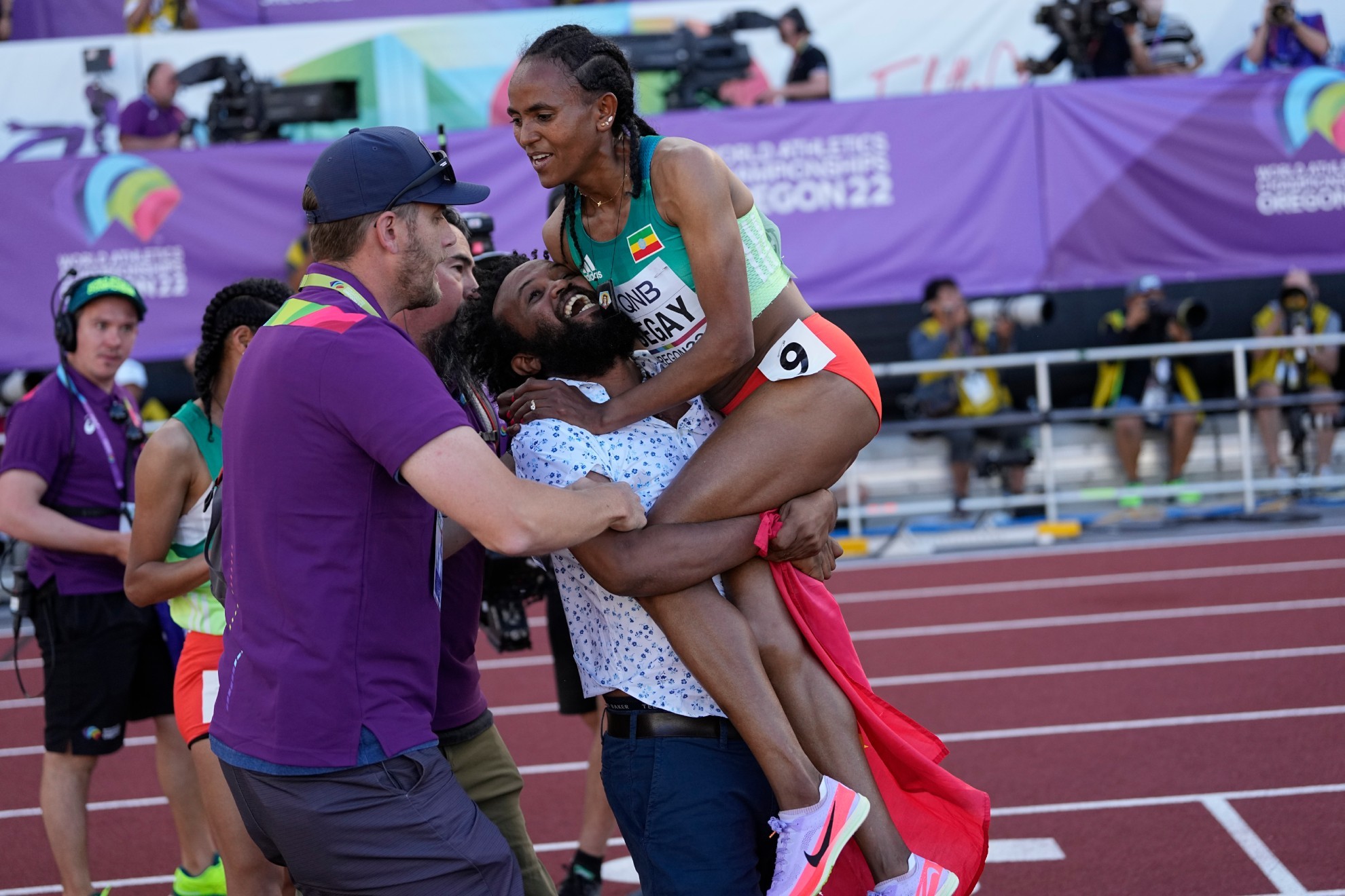 Gudaf Tsegay es levantada en brazos tras ganar los 5.000 metros en el Mundial de Eugene del pasado año.