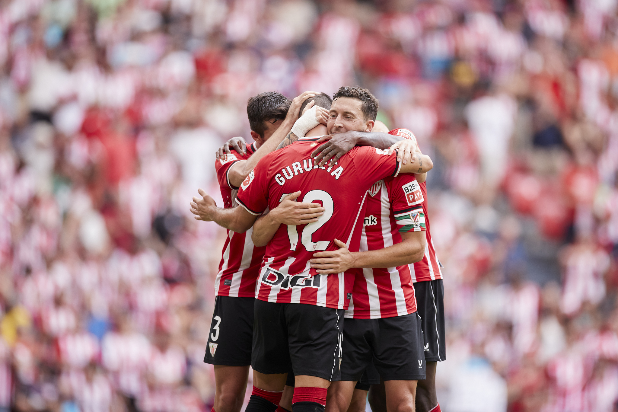 Guruzeta, abrazado por sus compañeros tras marcar el primer gol del partido ante el Cádiz.