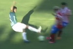 La patada voladora con la que un jugador lesionó a dos rivales: ¡casi les parte la pierna!