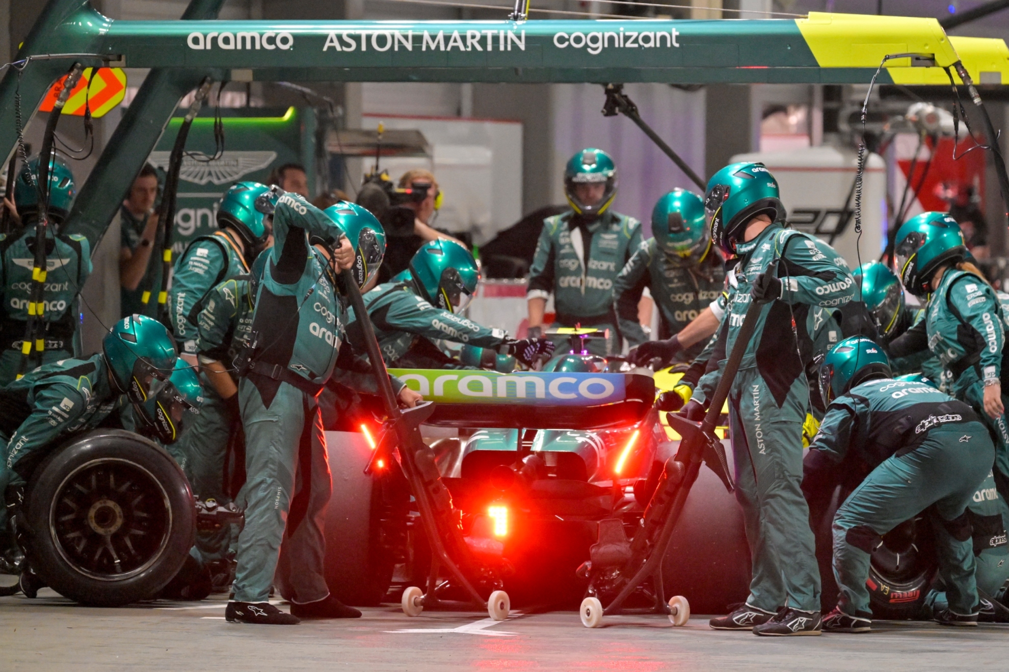 Los mecánicos de Aston Martin durante la última parada de Fernando Alonso