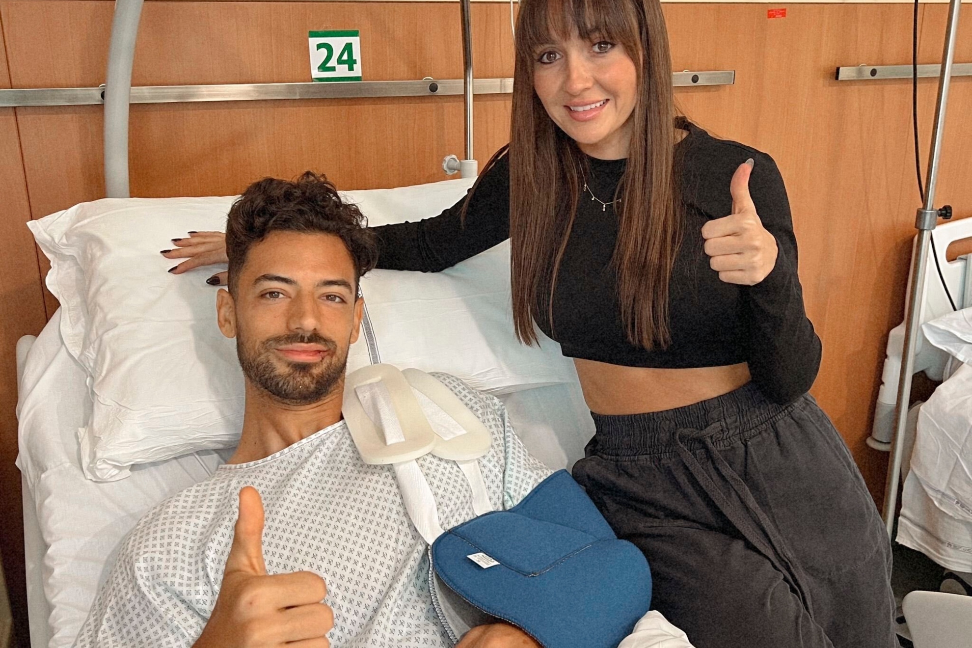 Pablo Marí, junto a su pareja, en el hospital.