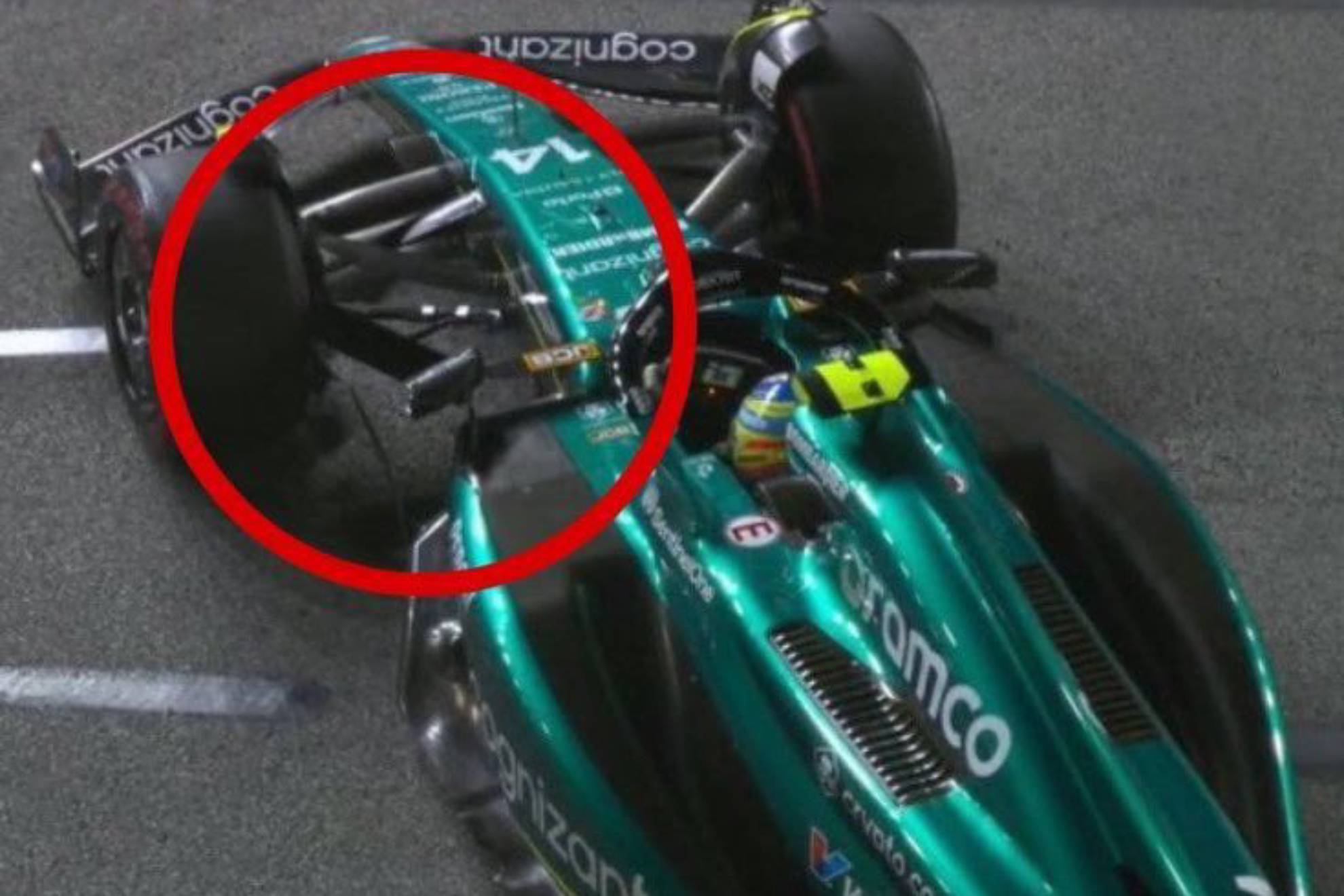En la toma de televisión se aprecia el carenado vuelto en el triangulo superior izquierdo del coche de Alonso.