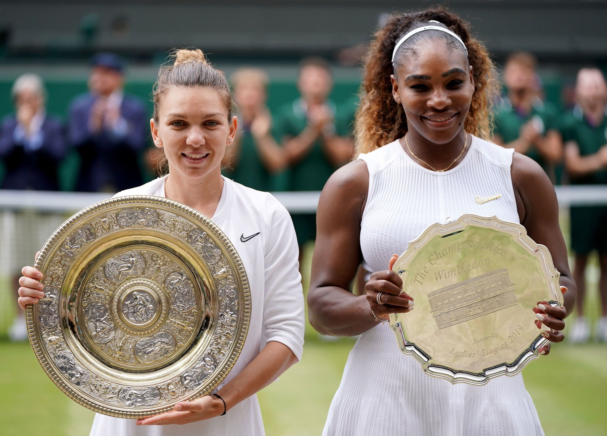 Simona Halep y Serena Williams posan en la entrega de premios en Wimbledon 2019
