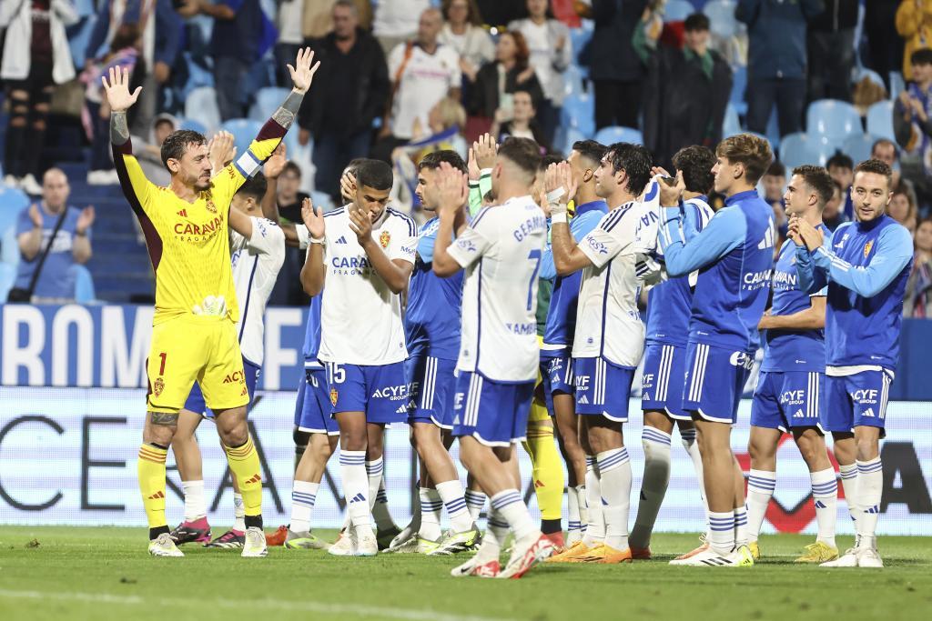 Los jugadores del Real Zaragoza saludan a su afición tras ceder el primer empate de la temporada