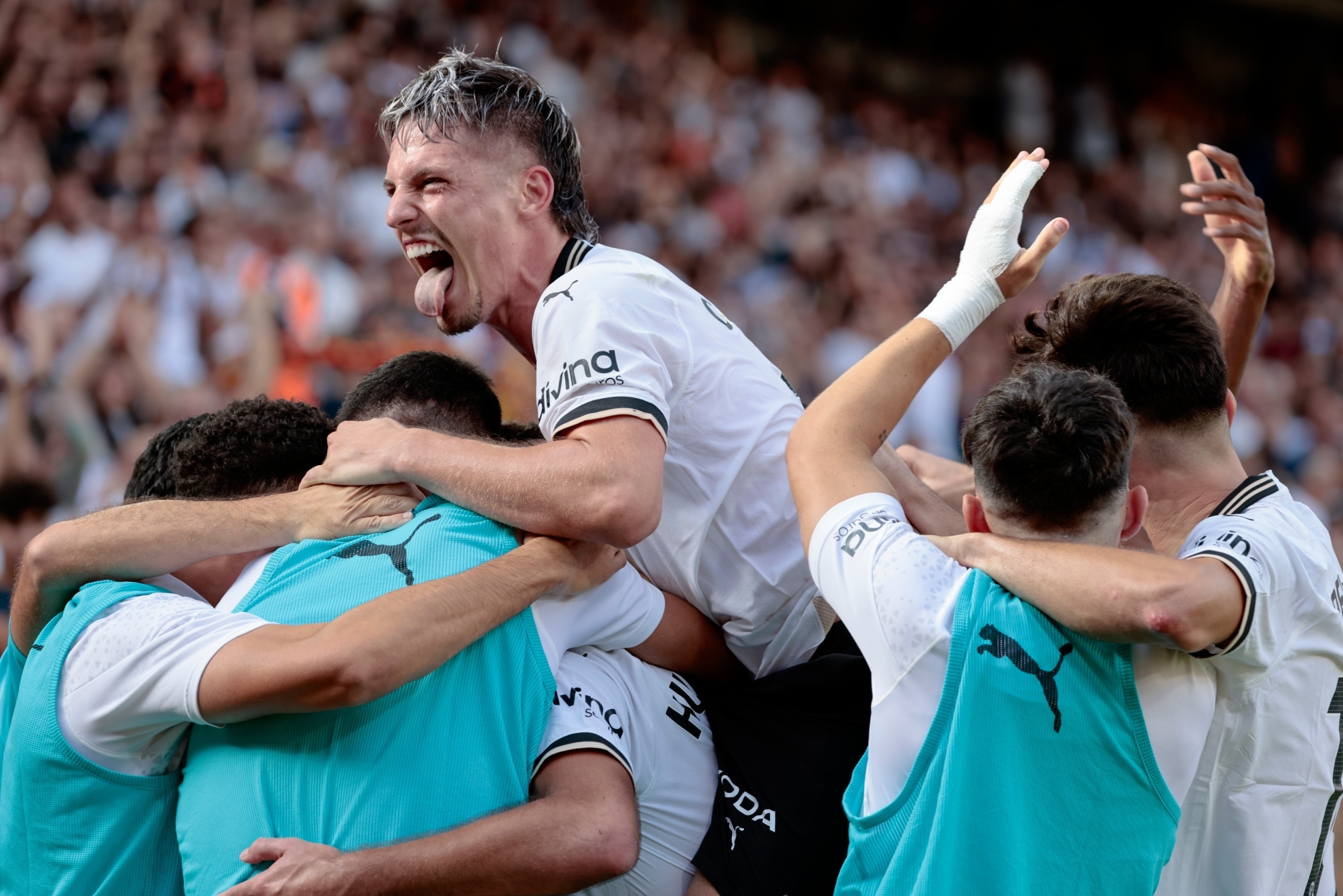Sergi Can�s celebra uno de los goles del Valencia contra el Atl�tico.