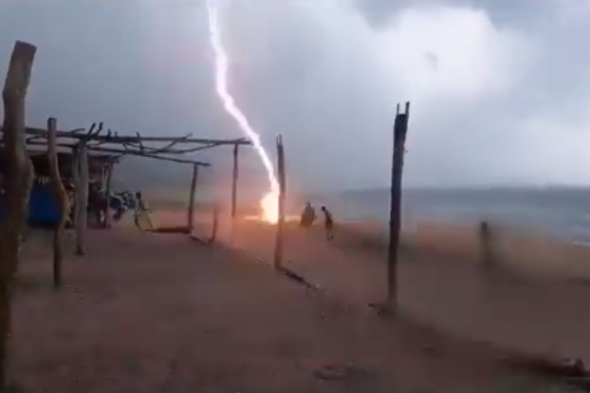 Brutal lightning strike kills two people on Mexican beach