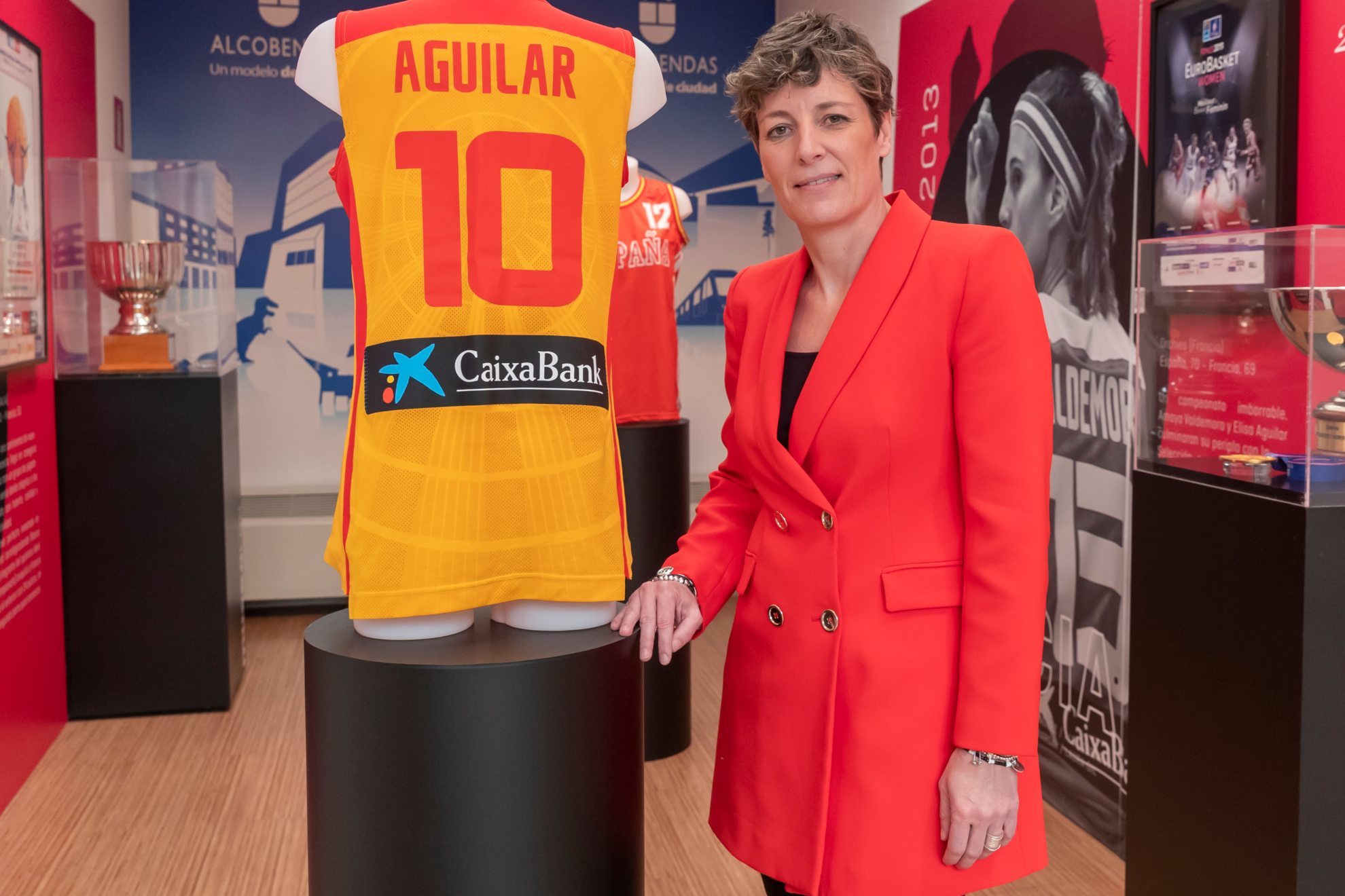 Elisa Aguilar, junto a una camiseta de su época de jugadora / Pablo Moreno