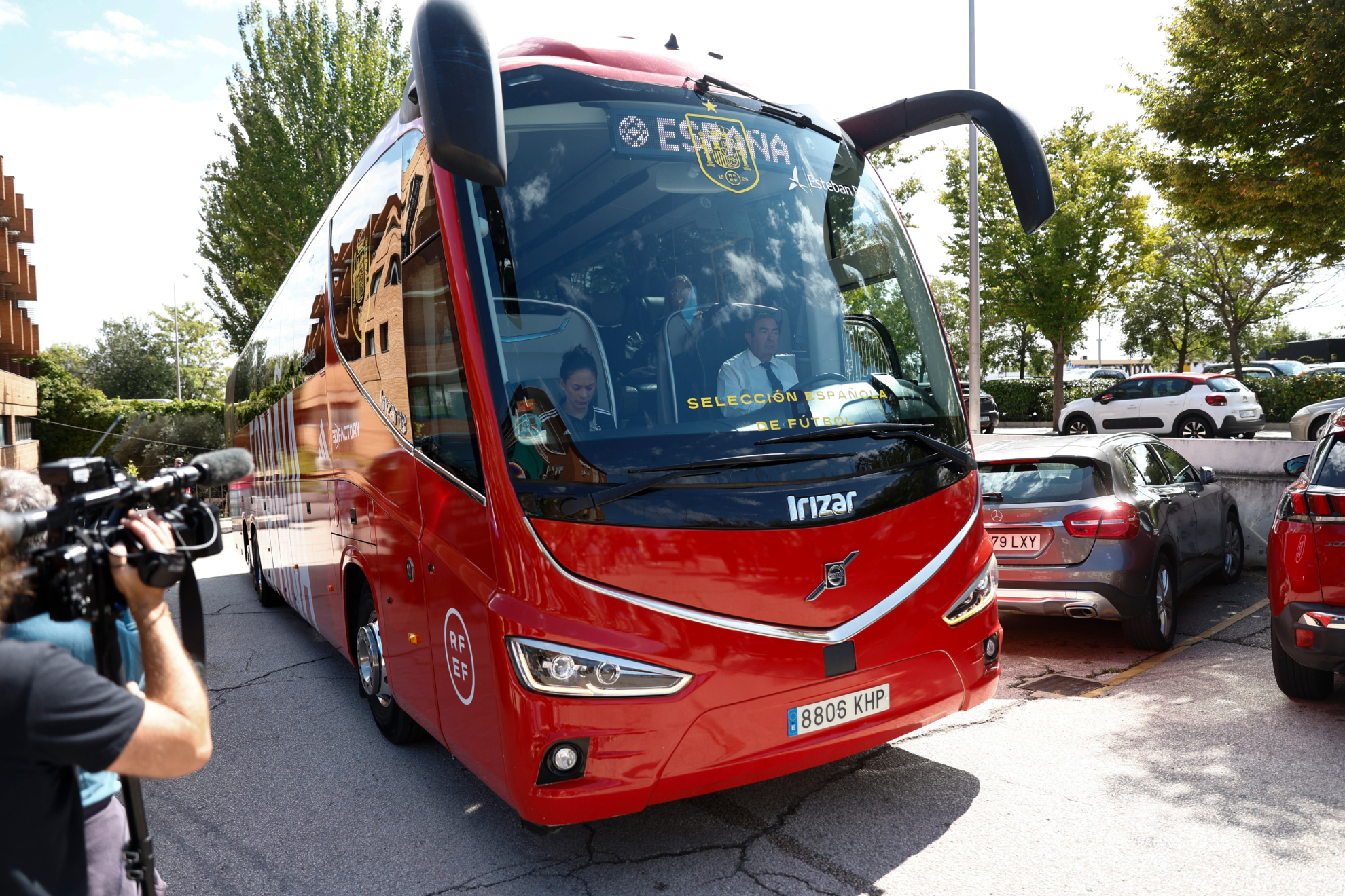 El autobús de la selección española femenina de fútbol, saliendo de su hotel en Madrid.