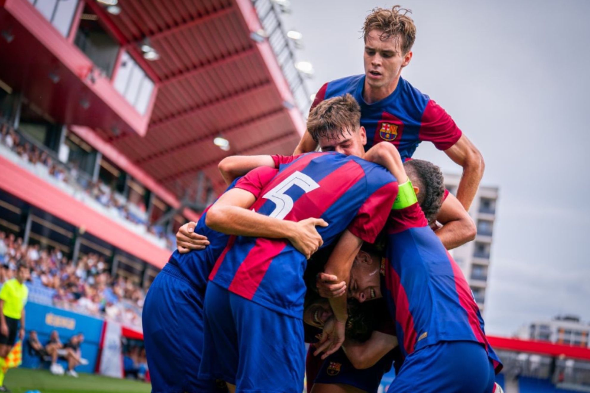 El Juvenil del Barça celebrando un gol en la Youth League