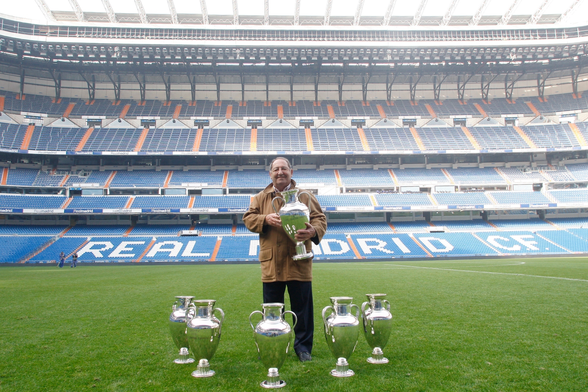 Gento, posando con sus seis Copas de Europa en el Santiago Bernabéu.