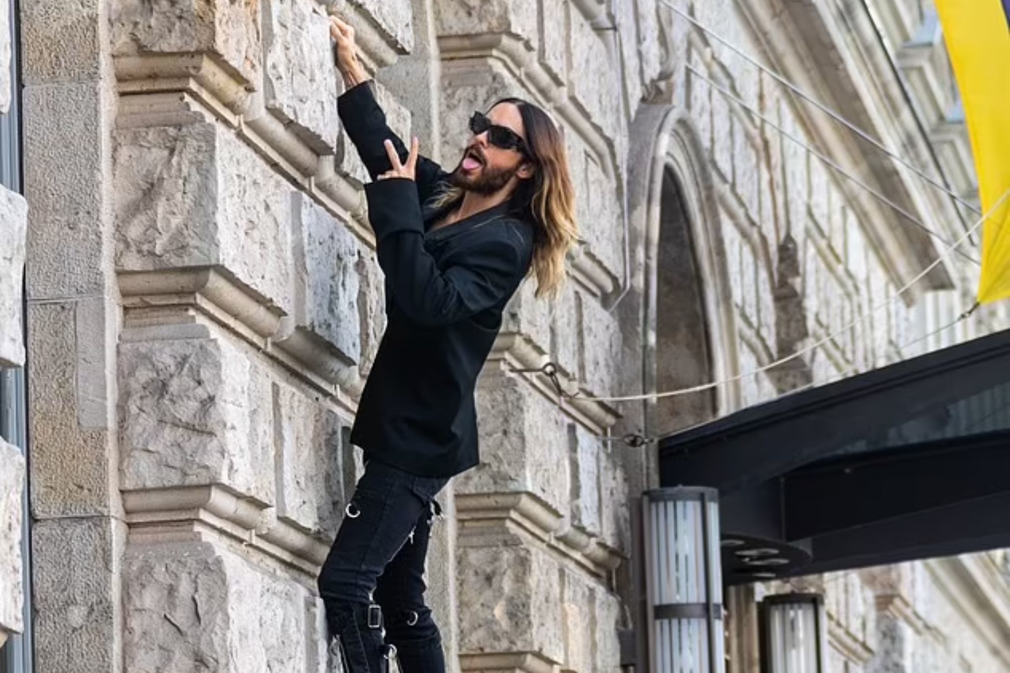 El susto de Jared Leto tras estar a punto de caerse mientras escalaba un edificio en Berlín