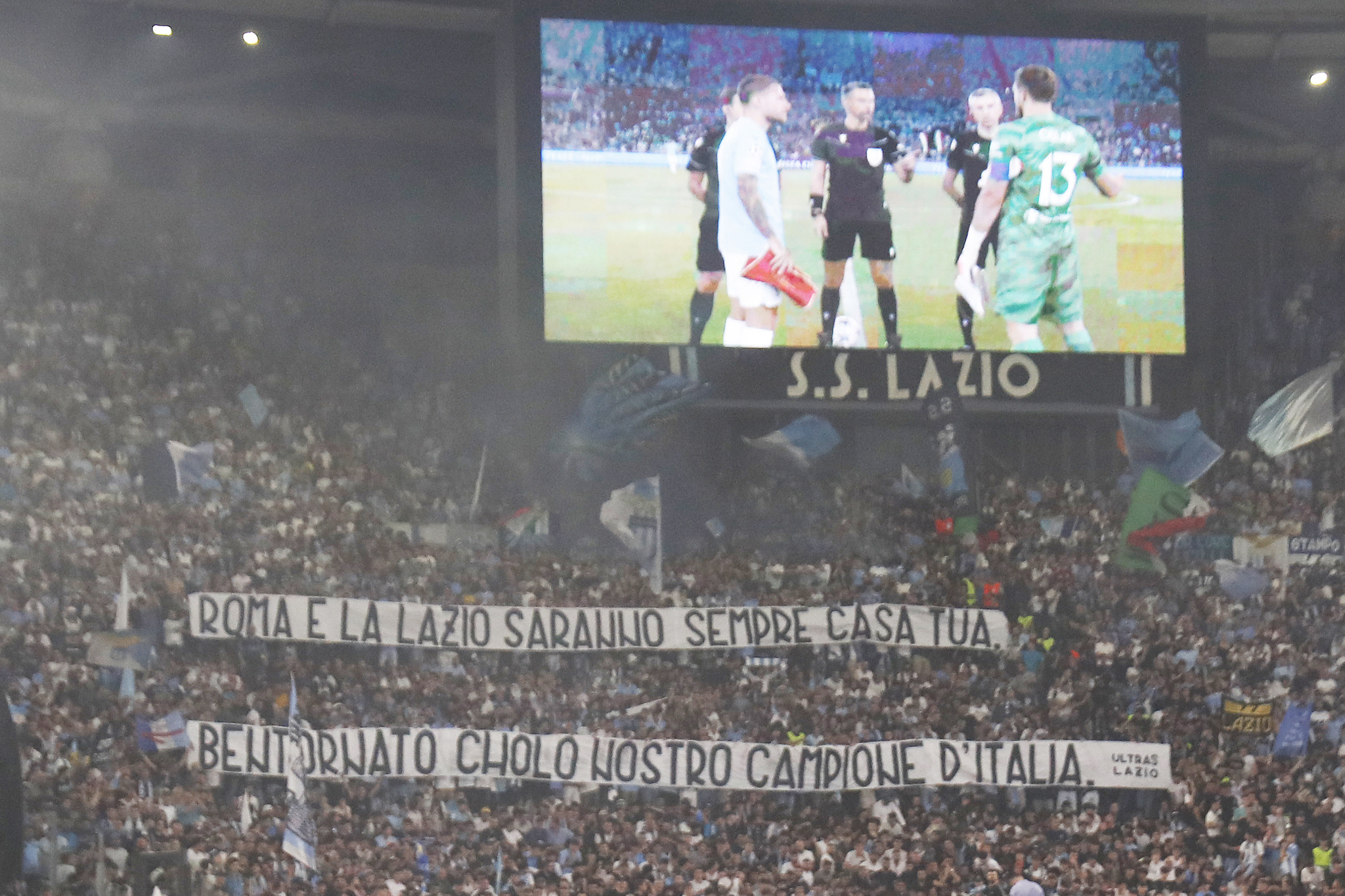 Imagen del homenaje recibido por Simeone por parte de la afición de la Lazio.