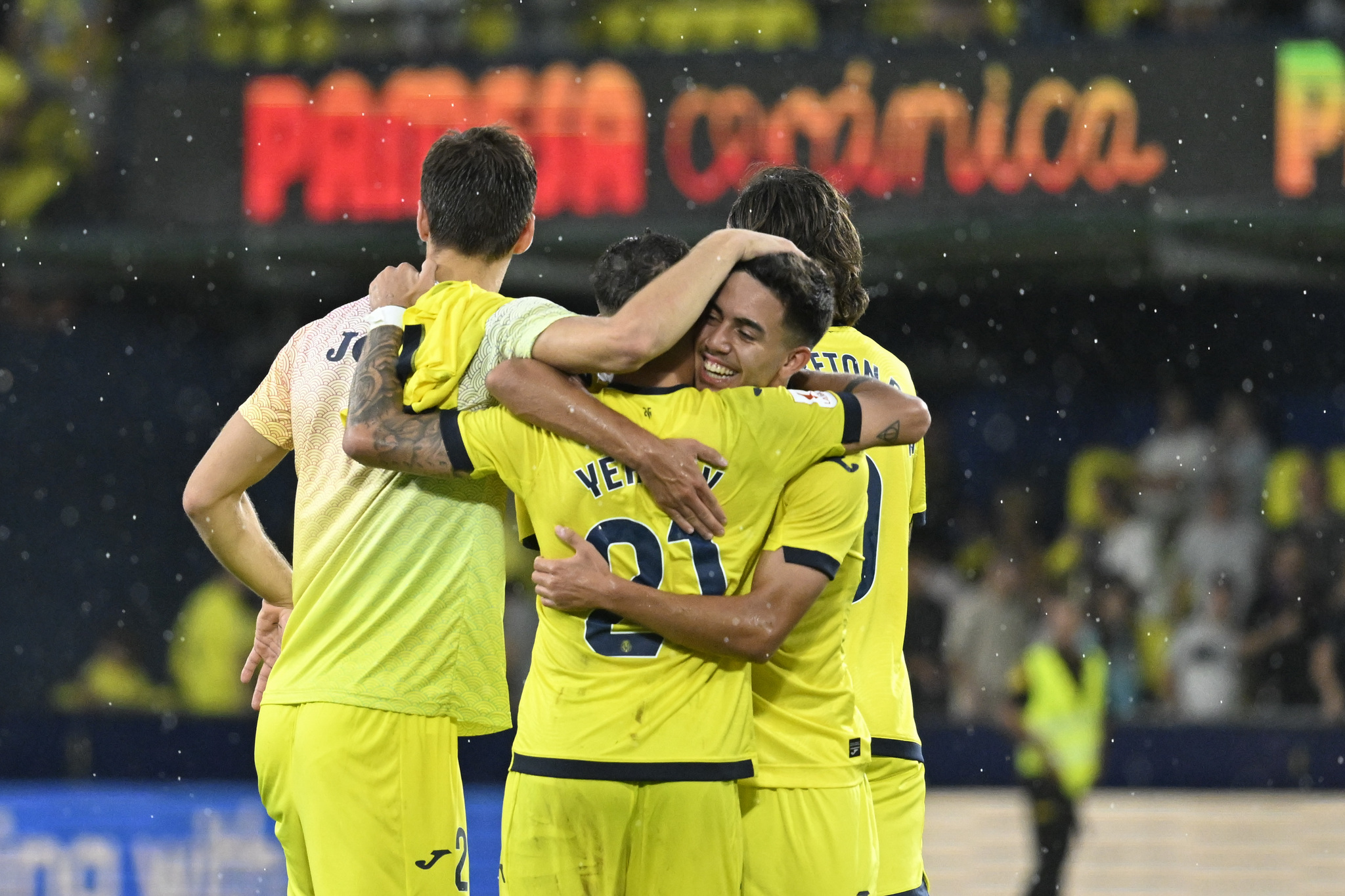 Jugadores del Villarreal celebran el 2-1 al Almería, único partido que han ganado en casa.