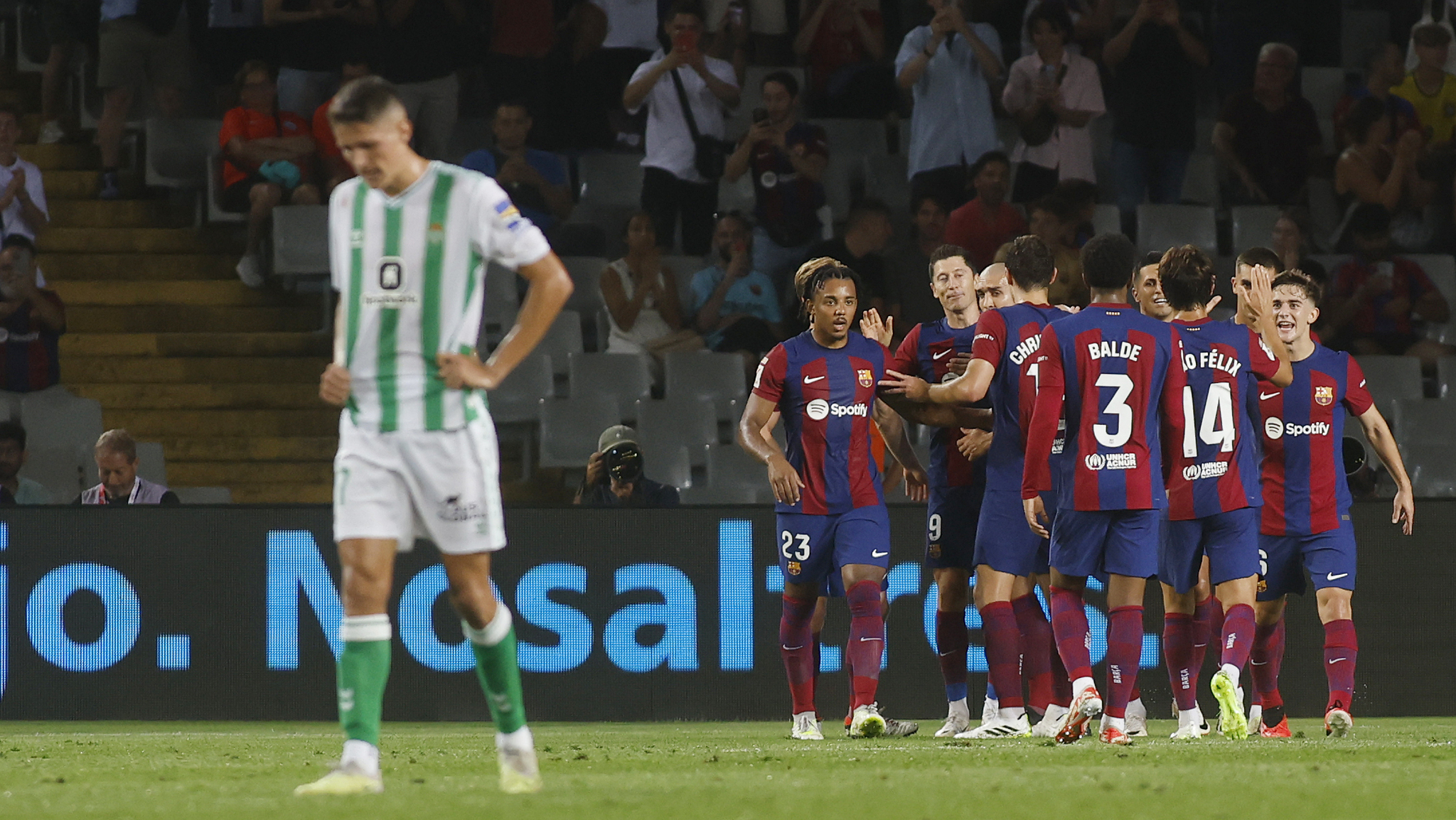 Los jugadores del Barcelona celebran uno de los tantos goles anotados frente al Betis.