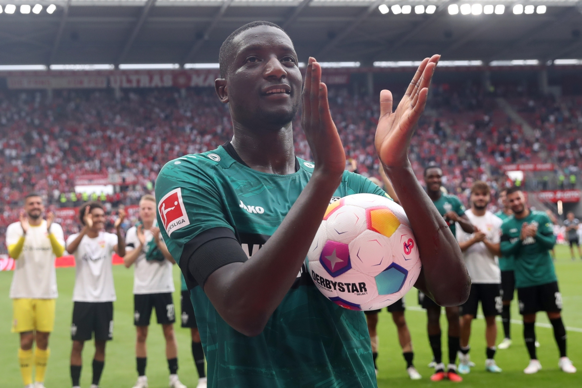 Serhou Guirassy, con el balón de su 'hat-trick' al Mainz.