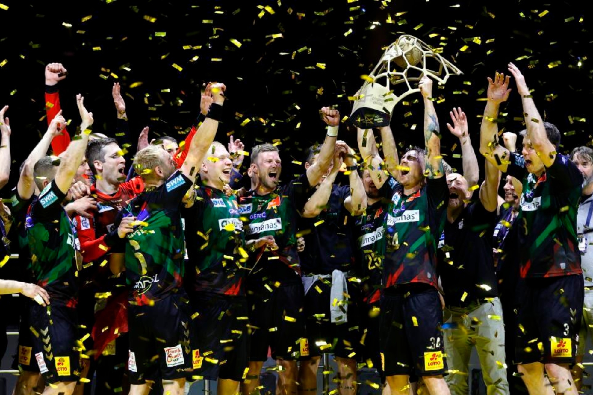 Los jugadores del Magdeburg coon el trofeo de la última Liga de Campeones /