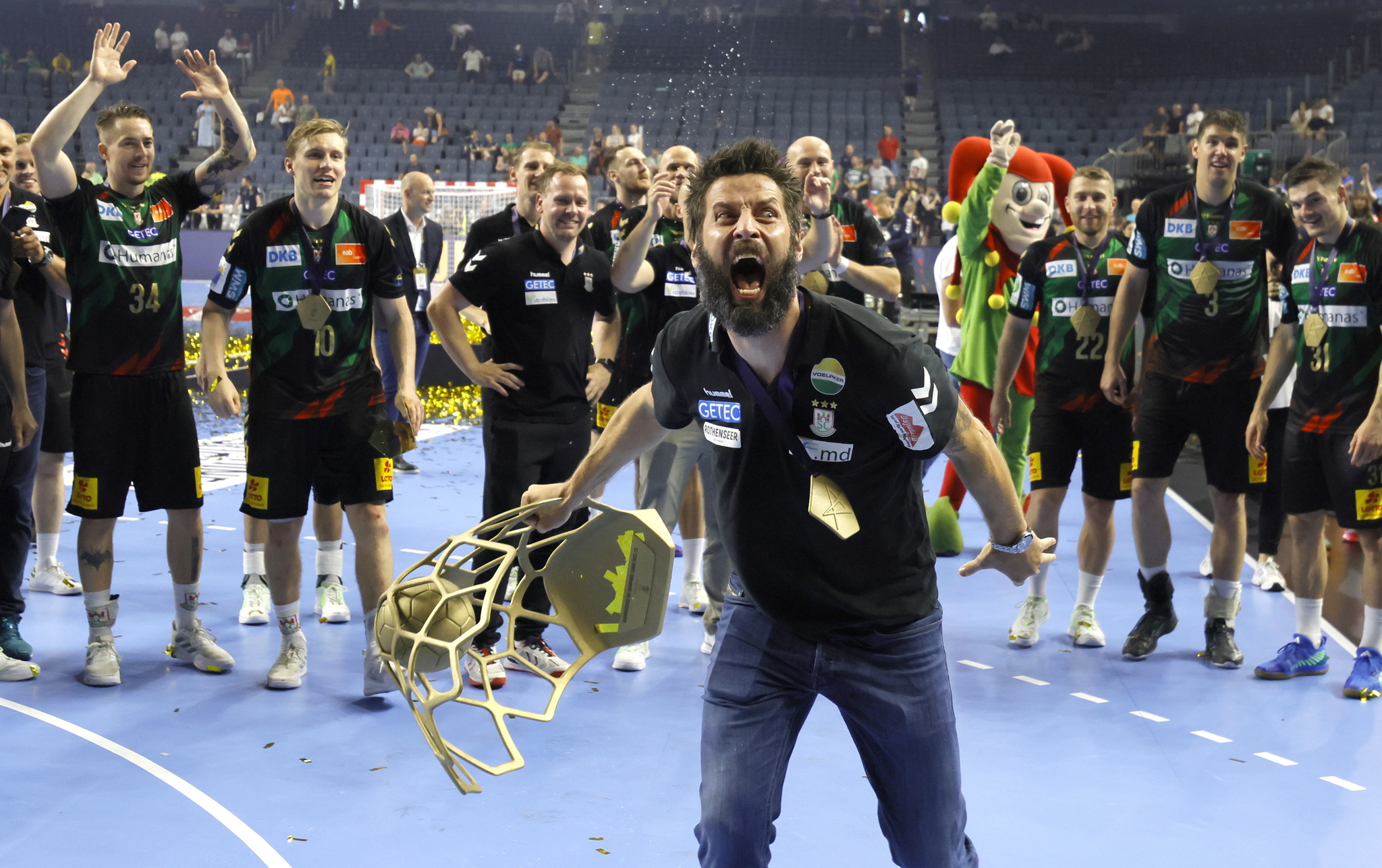 El entrenador del Magdeburg, Bennet Wiegert, con el trofeo de la Champions /