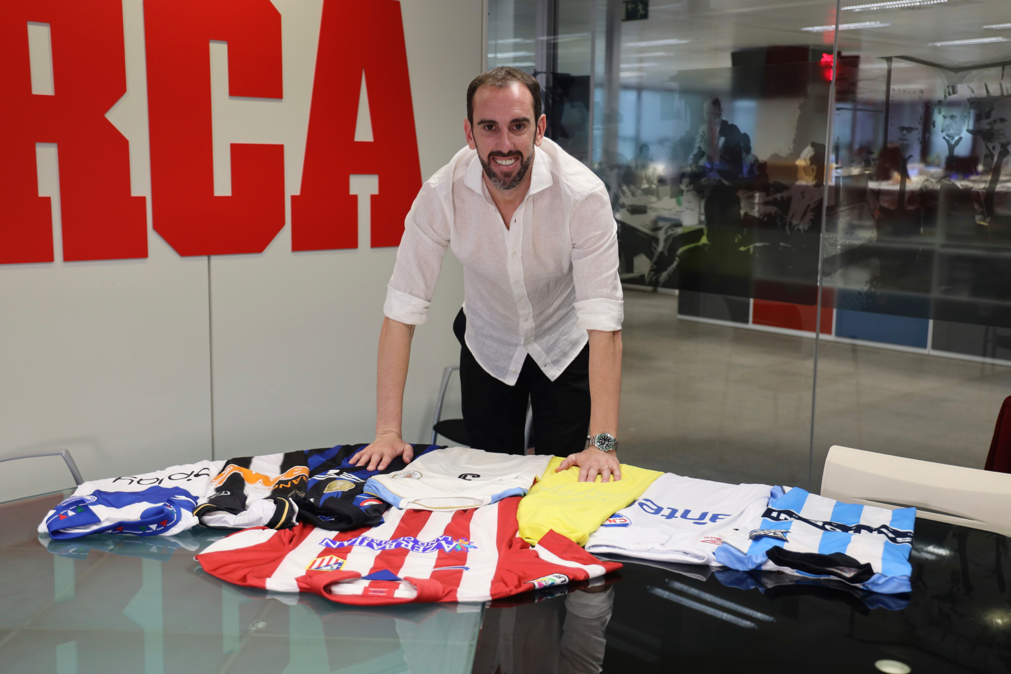 God�n, con todas las camisetas de su carrera en la redacci�n de MARCA en Madrid.