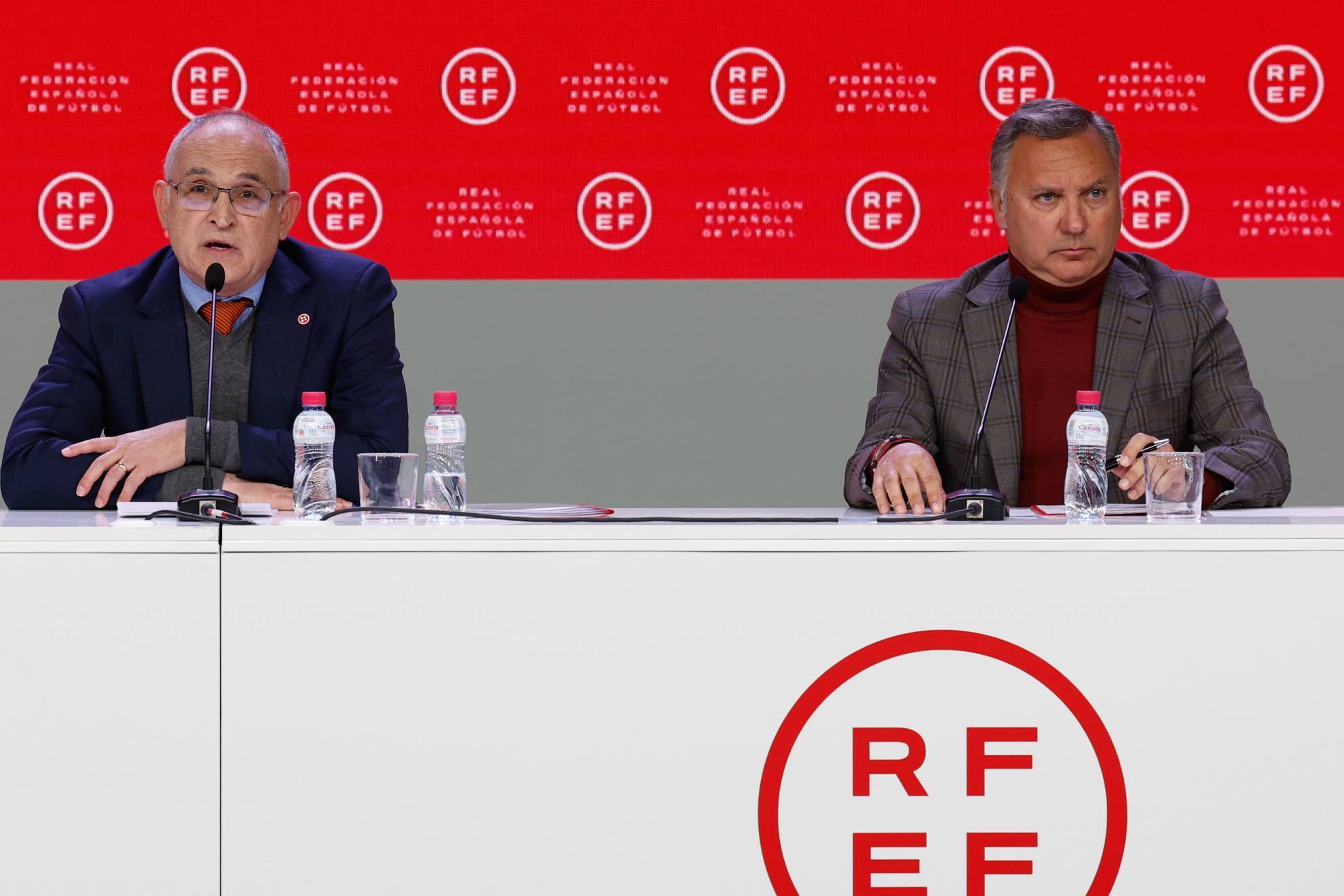 El secretario general de la RFEF, Andreu Camps, y el presidente del Comité Técnico Arbitral, Luis Medina Cantalejo.