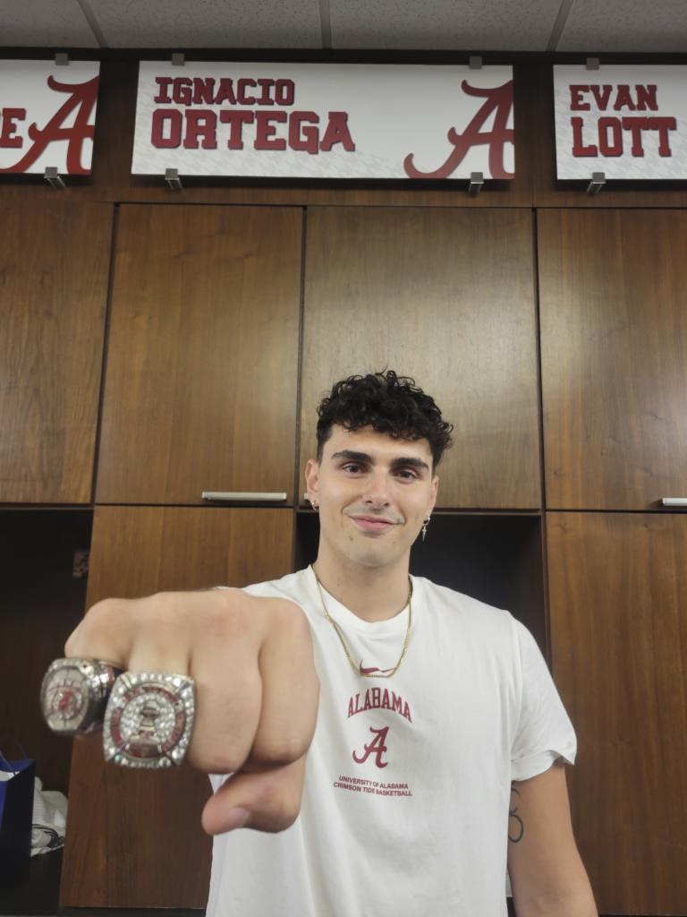 Pincho Ortega posa con los dos anillos universitarios en Alabama.