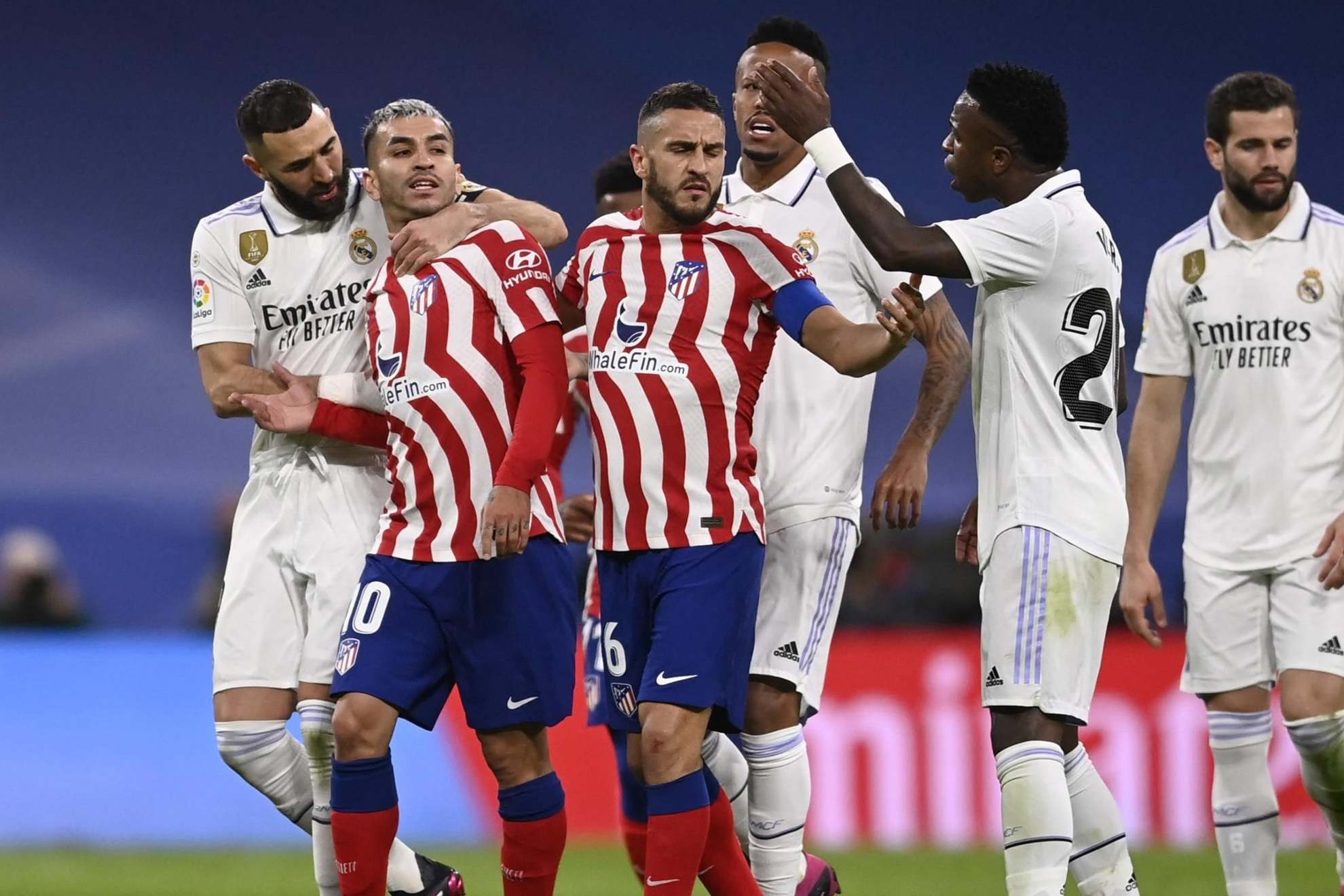 Los jugadores de Atlético y Real Madrid se enfrentan en un derbi madrileño.