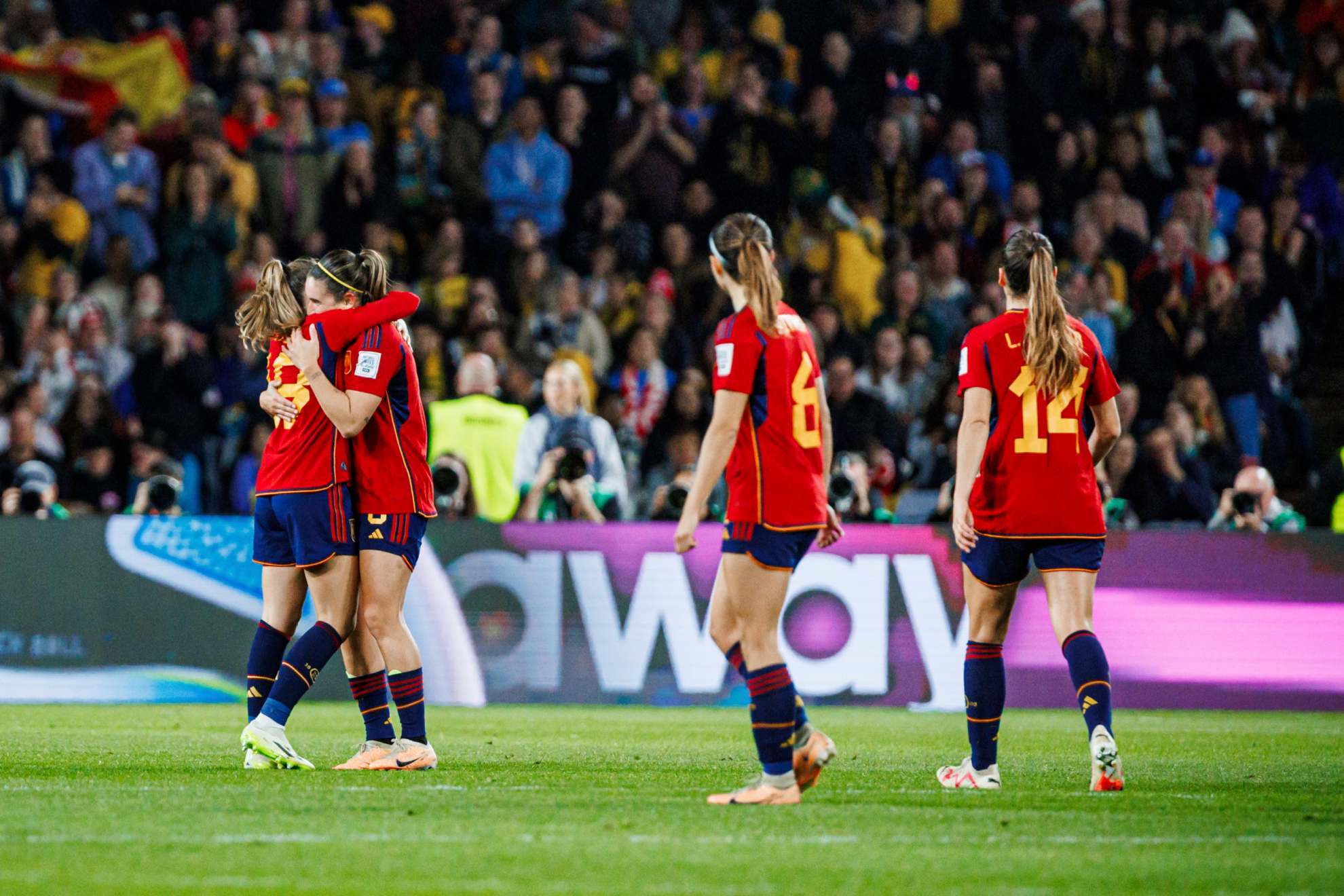 Las jugadoras de España se abrazan durante la final del Mundial.