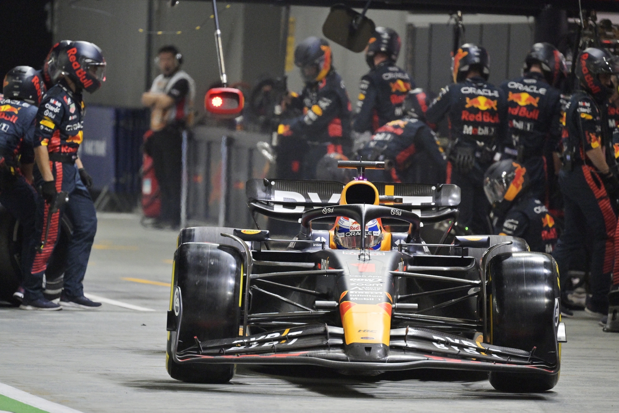 Max Verstappen saliendo de boxes en el GP de Singapur