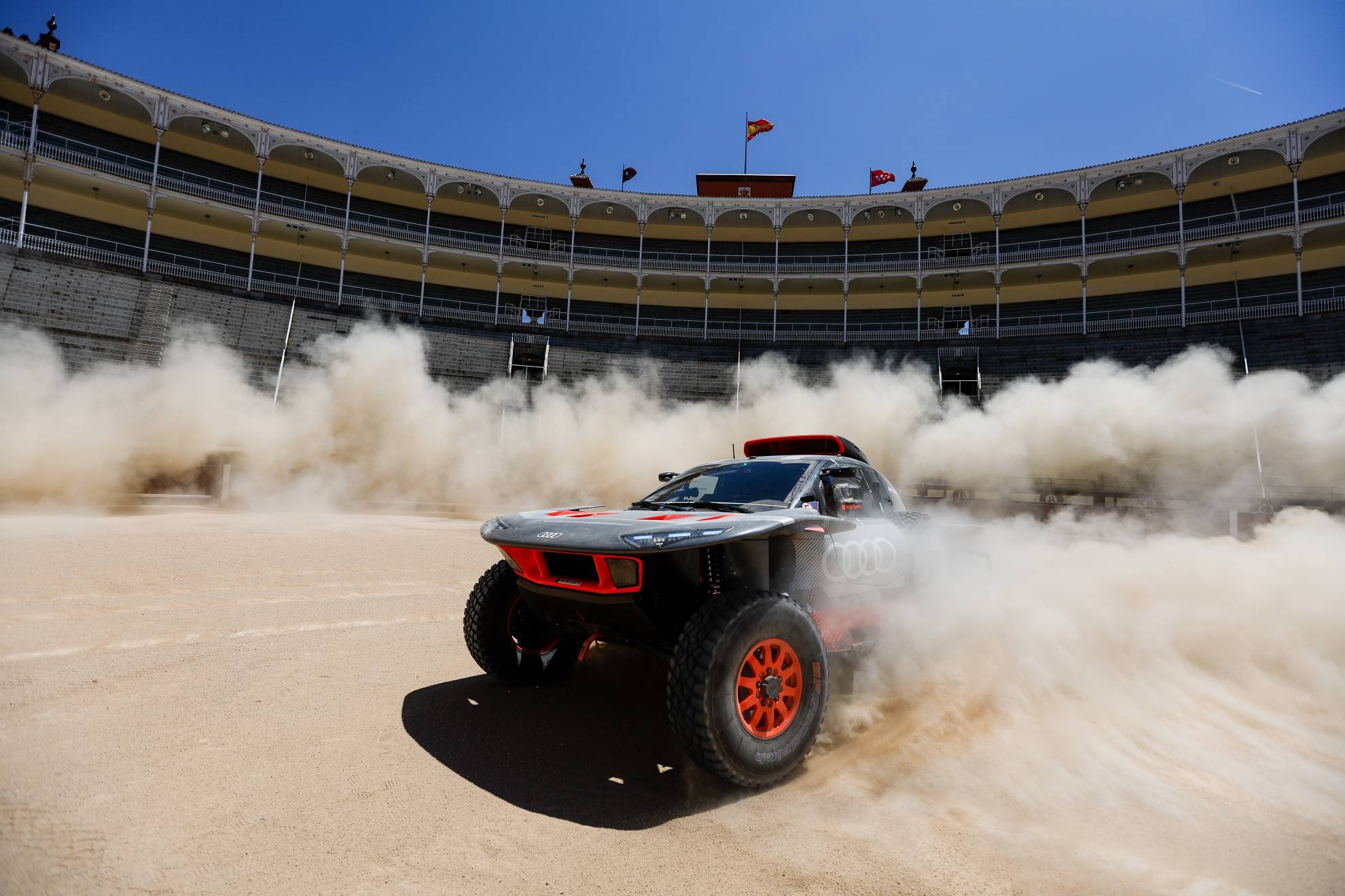 El Matador toma Las Ventas... y el resto de Madrid ¡en su Audi del Dakar!