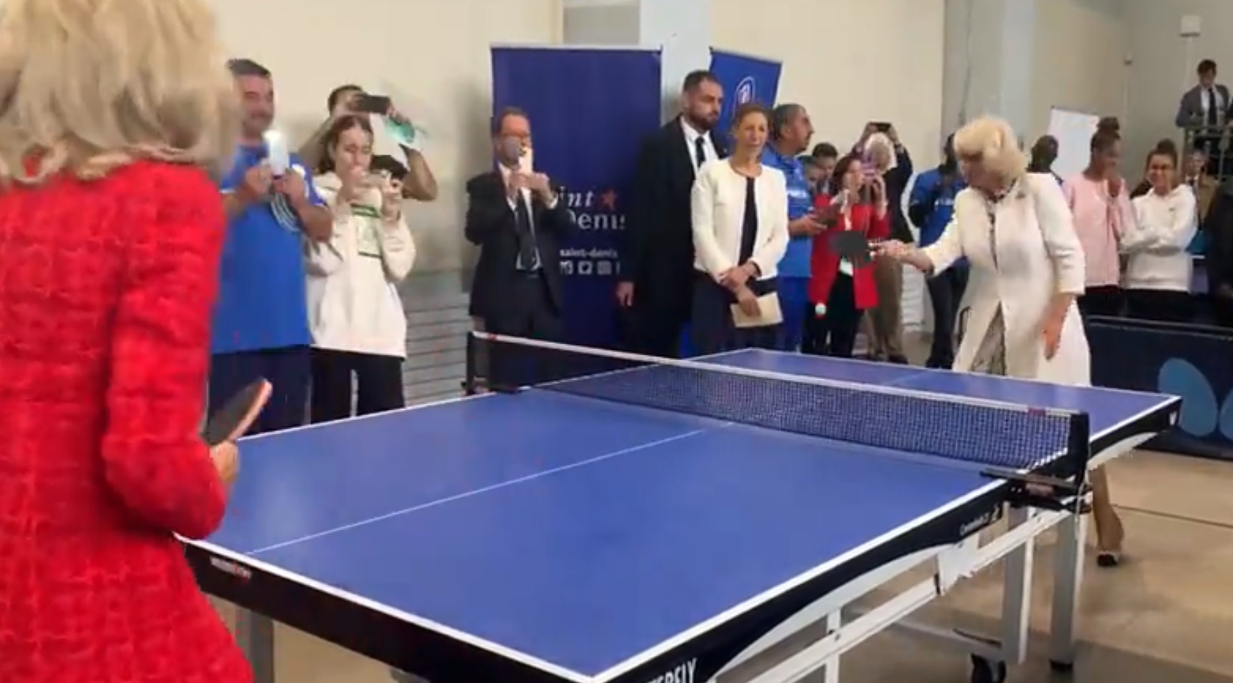La reina de Inglaterra y la primera dama francesa juegan al tenis de mesa