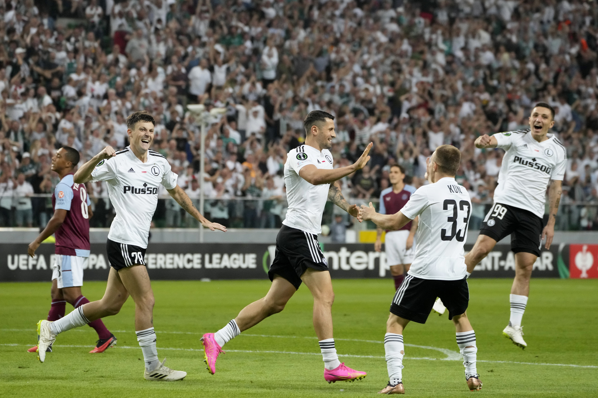 Los jugadores del Legia celebran un gol ante el Villa.