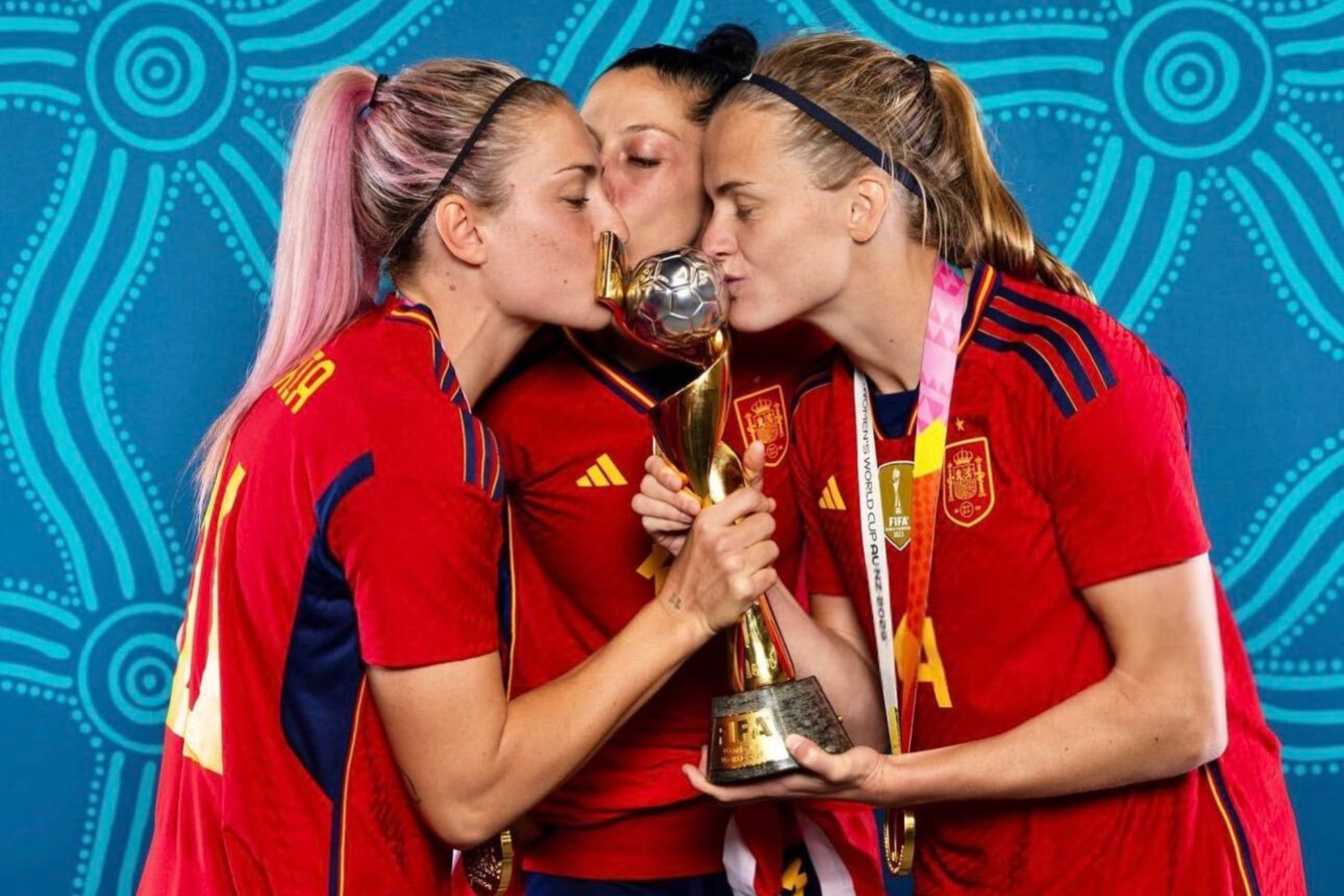 Alexia Putellas, Jenni Hermoso e Irene Paredes con la Copa del Mundo