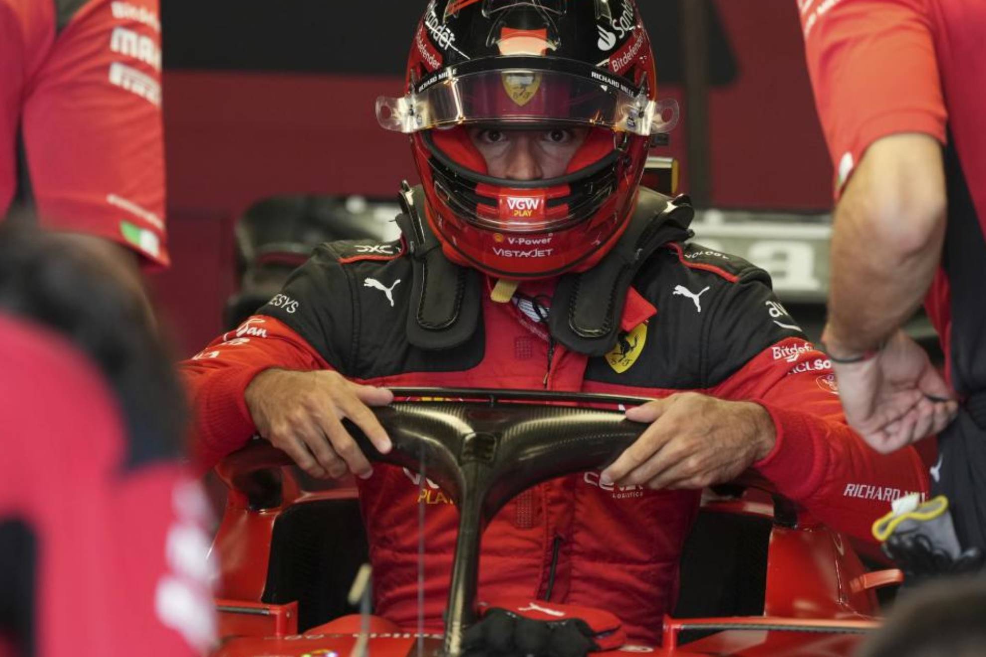 Carlos Sainz, subiendo a su Ferrari en los Libres del GP de Japón 2023.