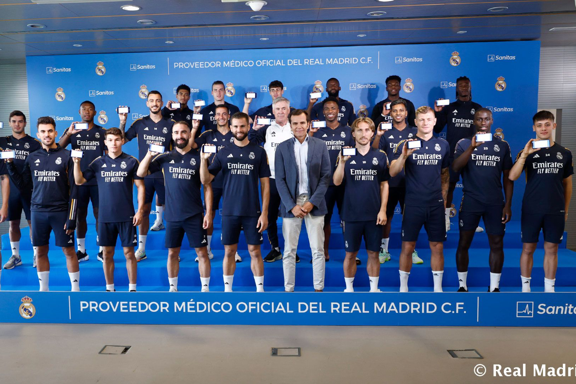 La plantilla del Real Madrid con su nueva tarjeta sanitaria.