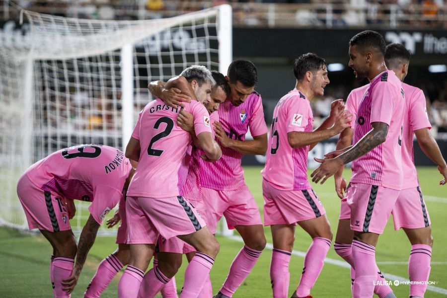 Aketxe celebra con sus compañeros el gol que abrió el marcador en Cartagonova