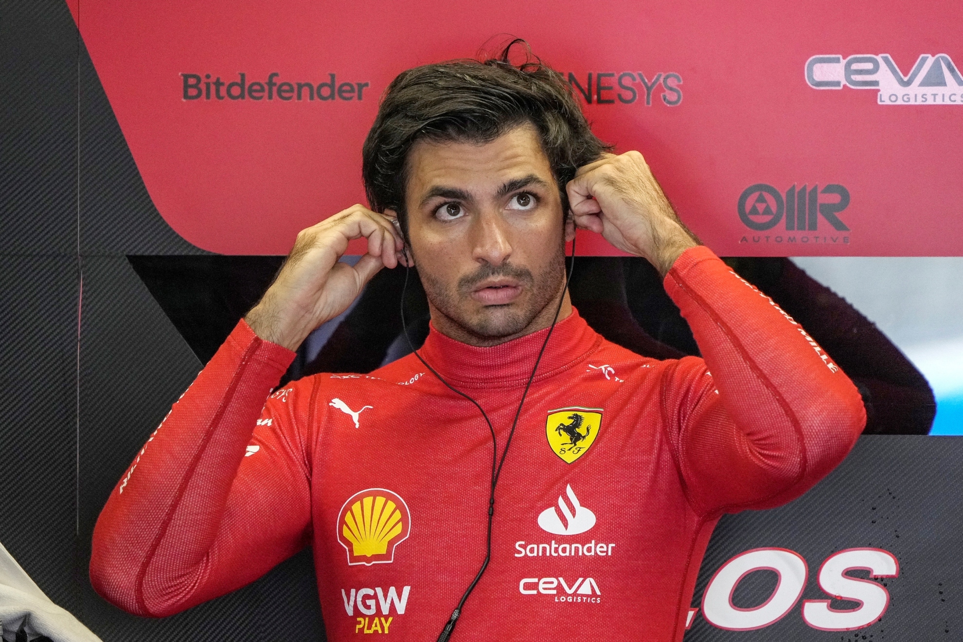 Carlos Sainz en el box de Ferrari antes de la sesión de clasificación