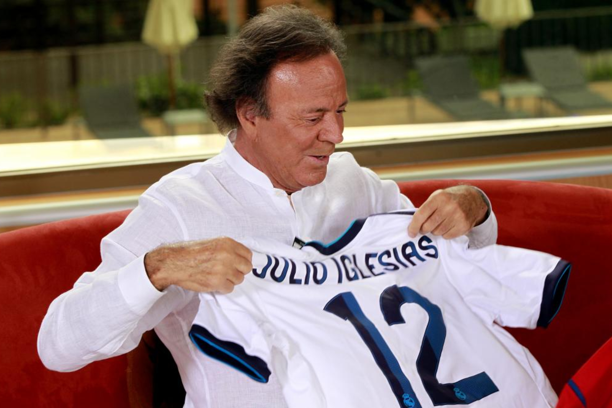 El Real Madrid felicita a su exportero Julio Iglesias en su 80 cumpleaños: un accidente truncó su carrera