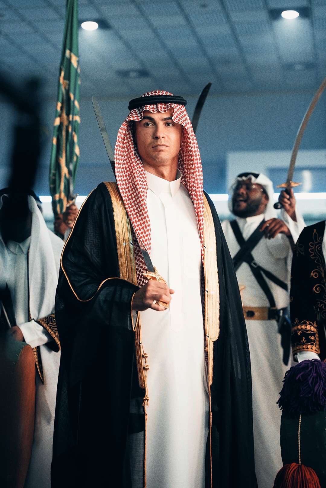 Cristiano Ronaldo, con el traje nacional saudí