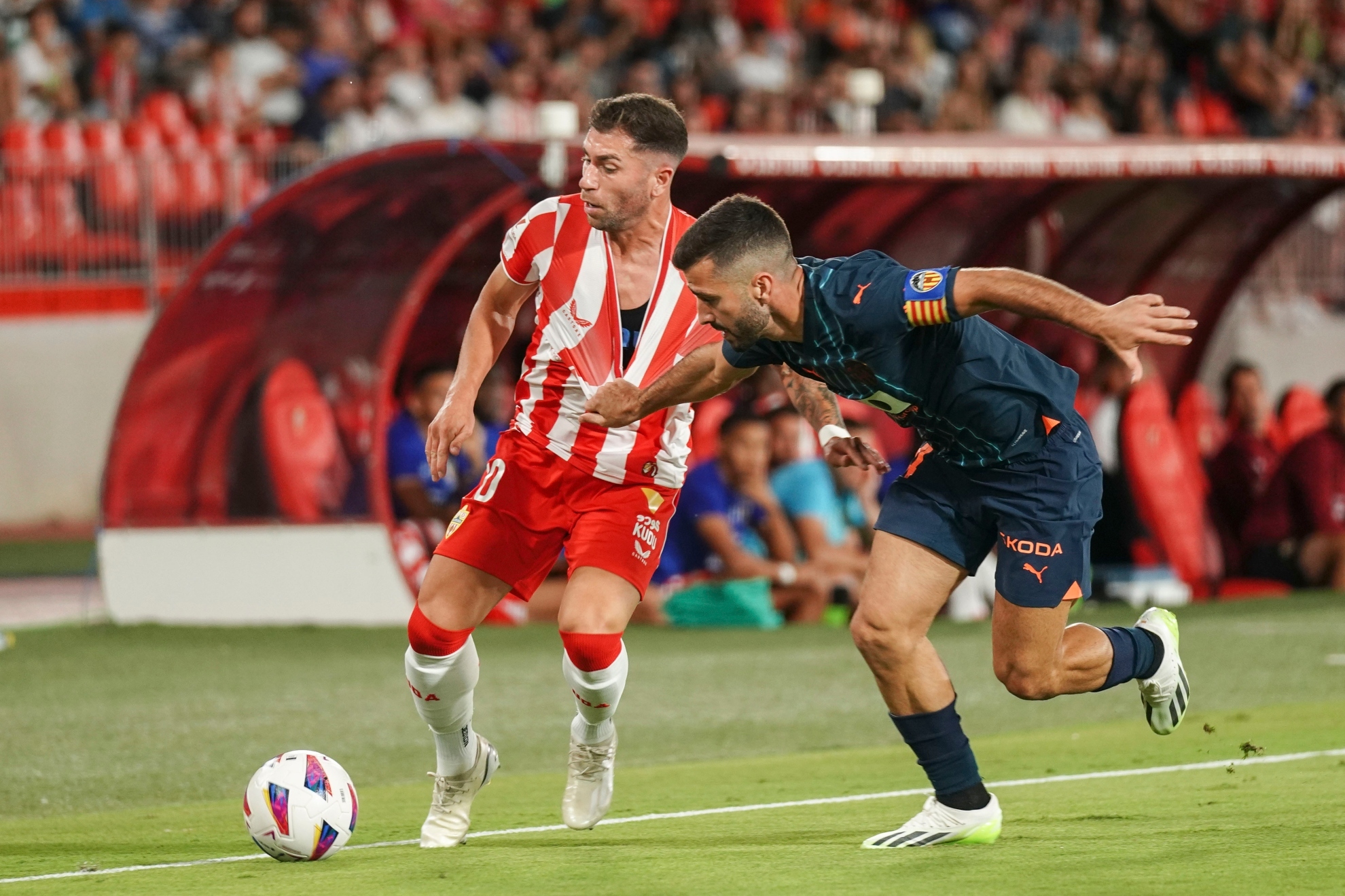 Gayá agarra a Embarba en una jugada de la primera parte del partido Almería - Valencia.