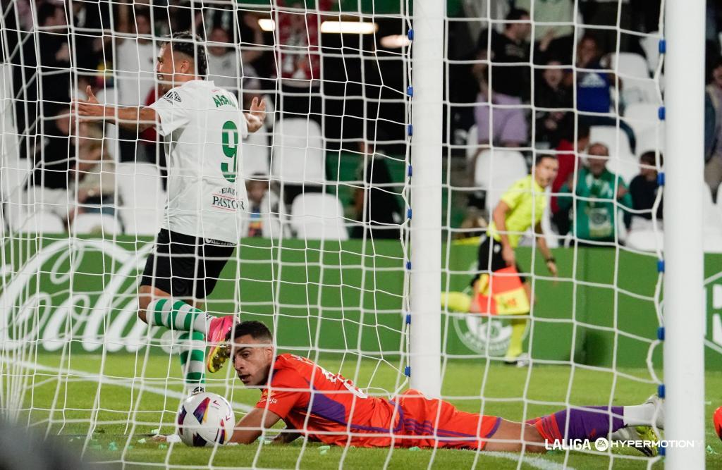 Arana celebra el primer gol del partido ante la decepción de Bernabé, en el suelo