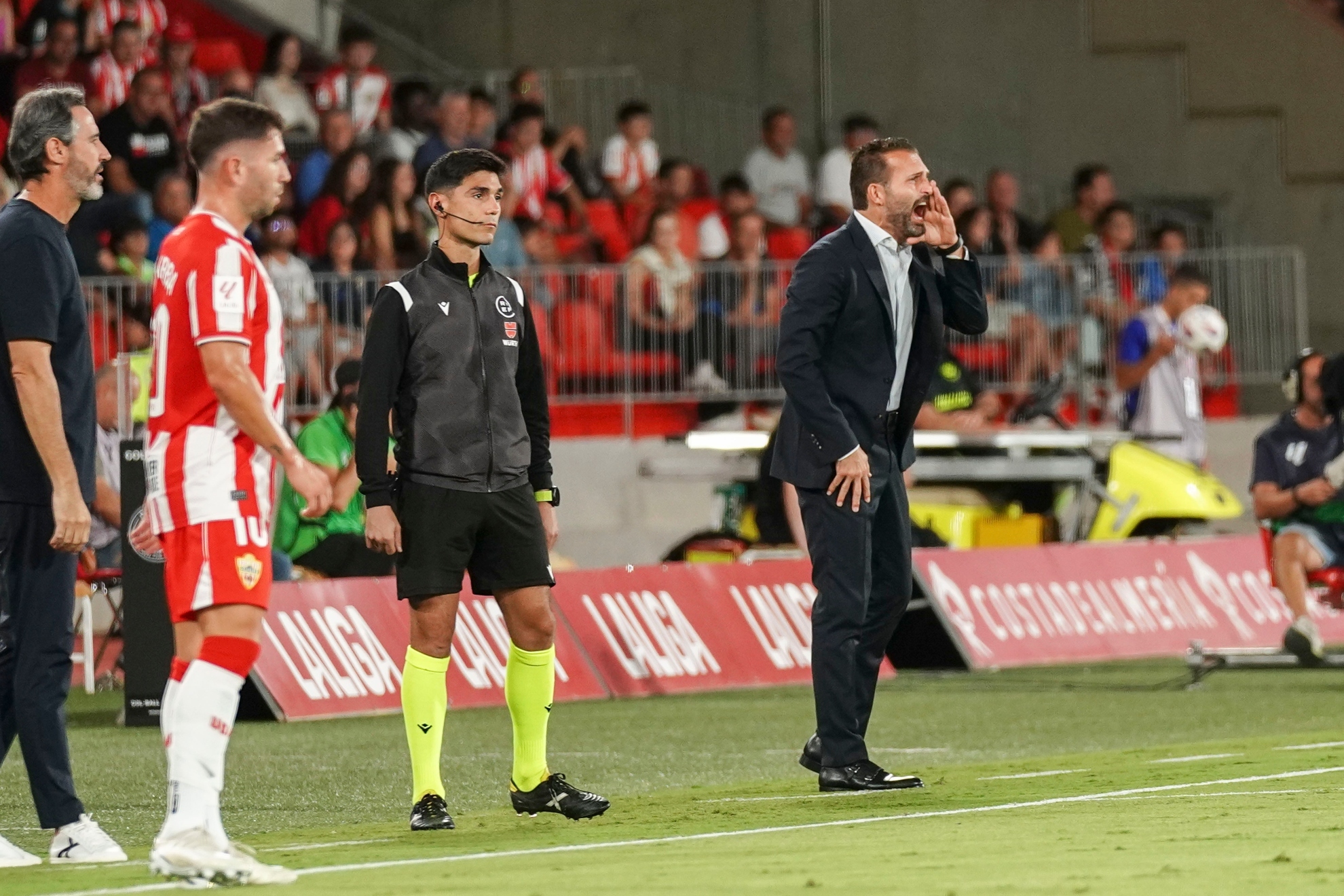 Rubén Baraja da instrucciones a sus jugadores en el Power Horse Stadium de Almería.