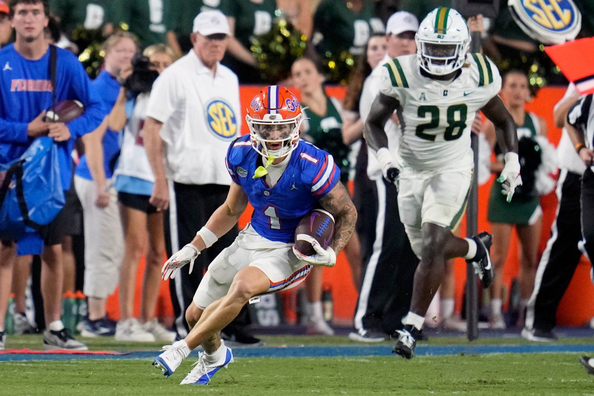 Florida Gators WR Ricky Pearsall Jr. makes one-handed catch better than OBJ's